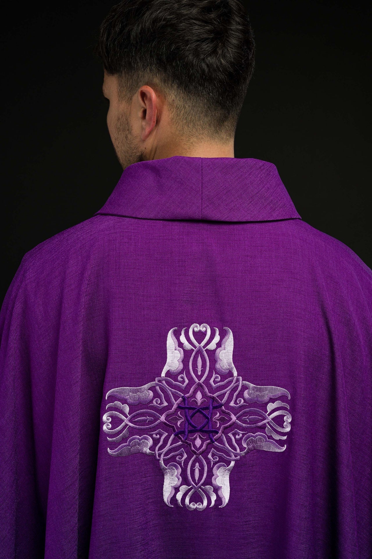 Ornat Fioletowy z Haftowanym Krzyżem - Elegancki Strój Liturgiczny - alba.pl