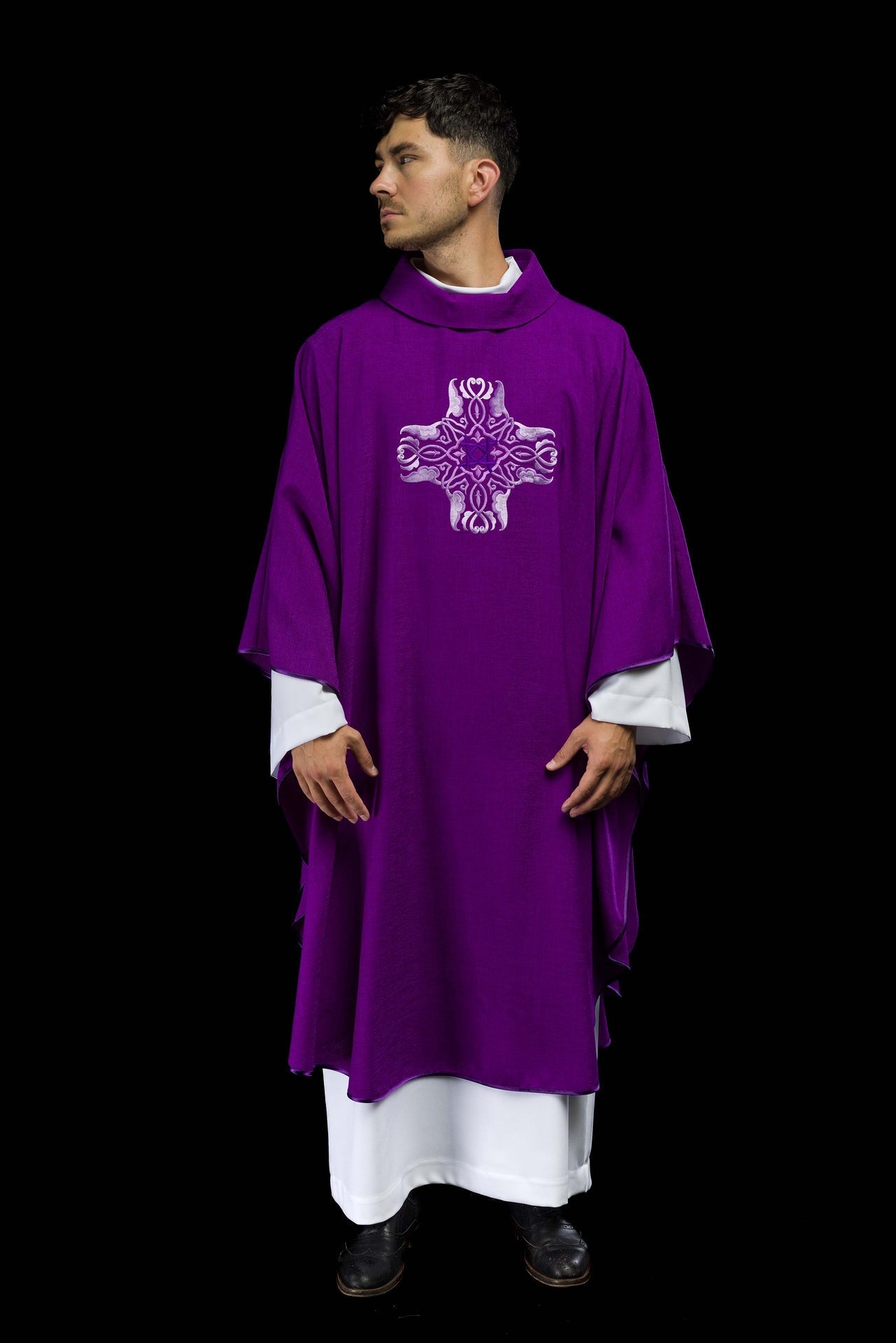 Ornat Fioletowy z Haftowanym Krzyżem - Elegancki Strój Liturgiczny - alba.pl