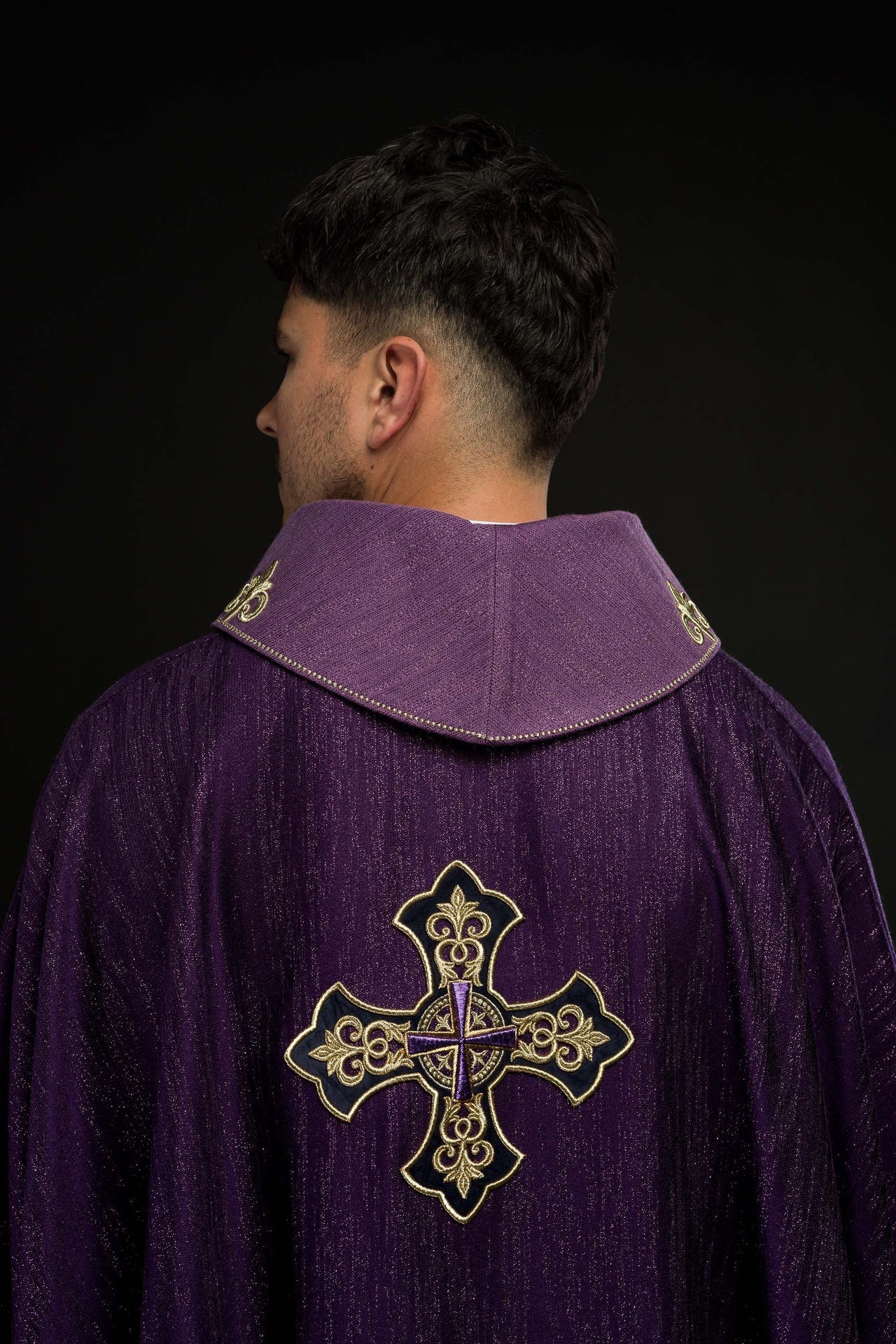 Ornat Fioletowy z Haftowanym Krzyżem na Liturgicznej Tkaninie - alba.pl