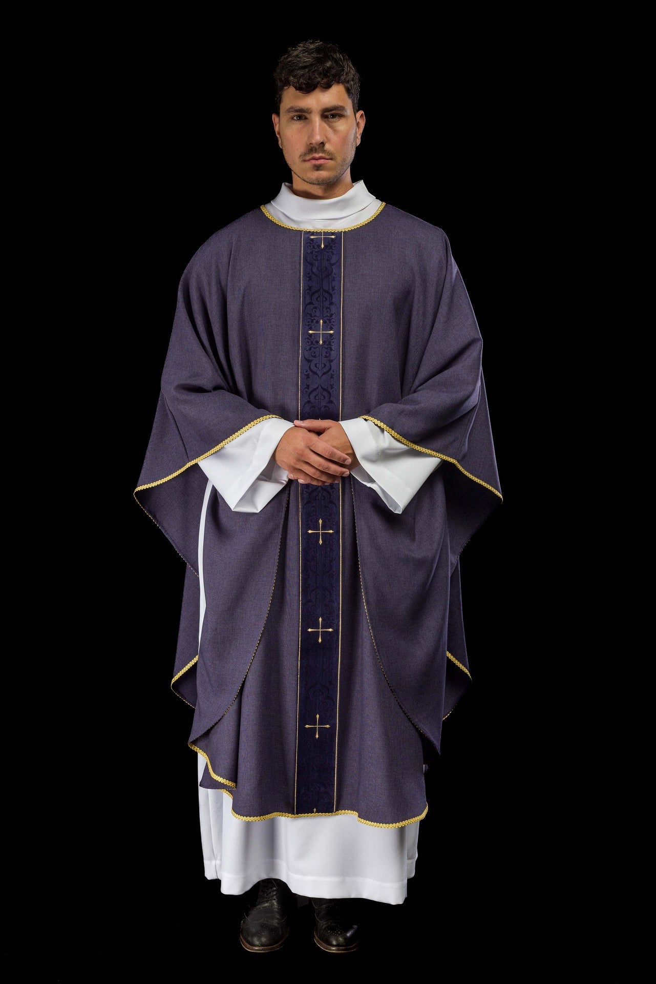 Ornat Fioletowy z Haftowanymi Krzyżami - Elegancja Liturgiczna - alba.pl