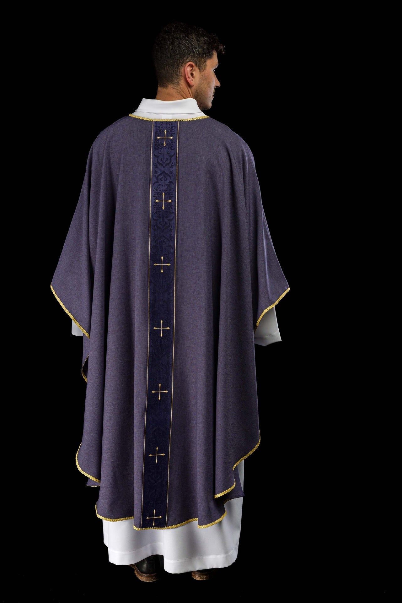 Ornat Fioletowy z Haftowanymi Krzyżami - Elegancja Liturgiczna - alba.pl
