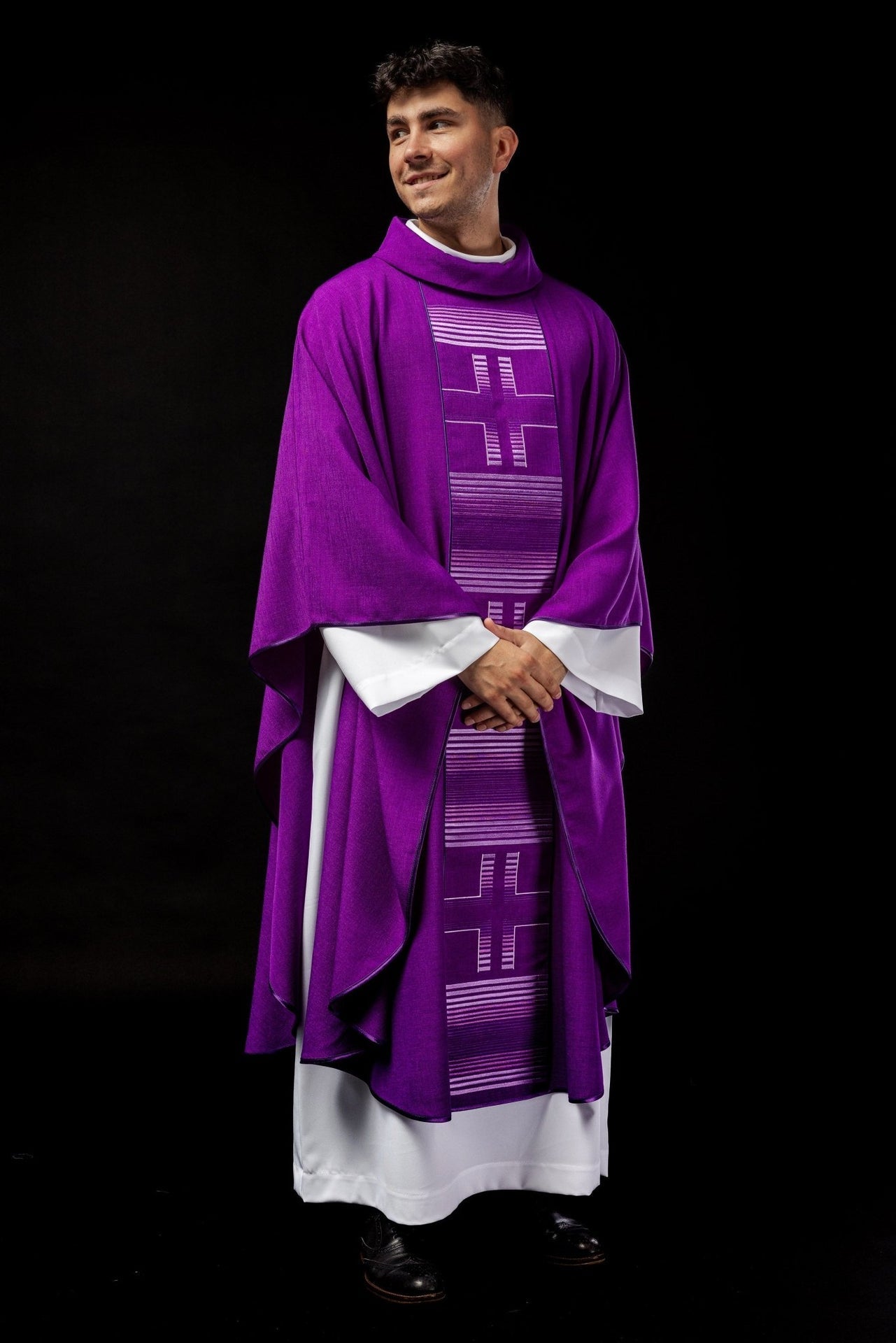 Ornat Fioletowy z Haftowanymi Krzyżami - Szata Liturgiczna z Stułą - alba.pl