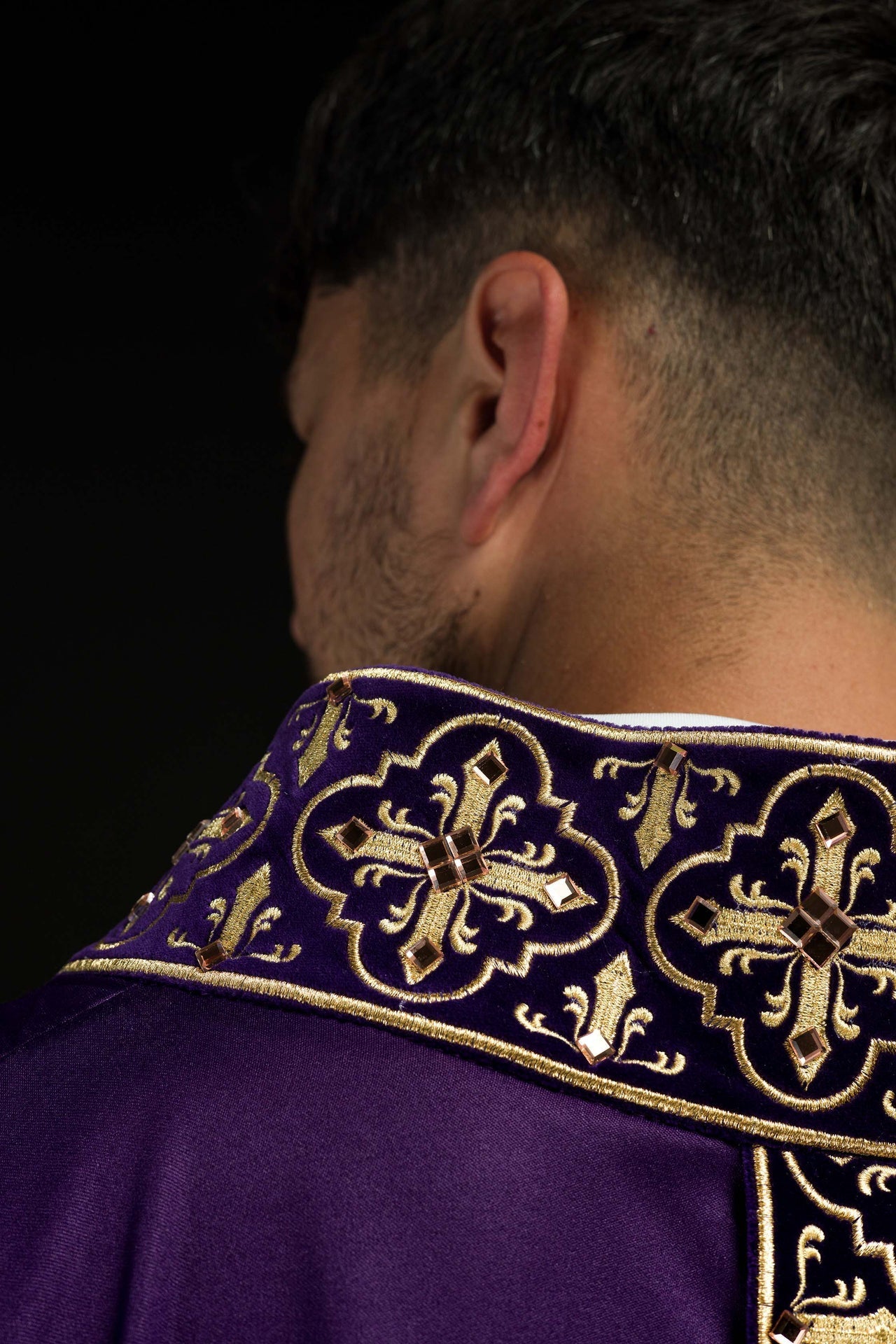 Ornat Fioletowy Zdobiony Kamieniami i Złotym Krzyżem Liturgiczny - alba.pl