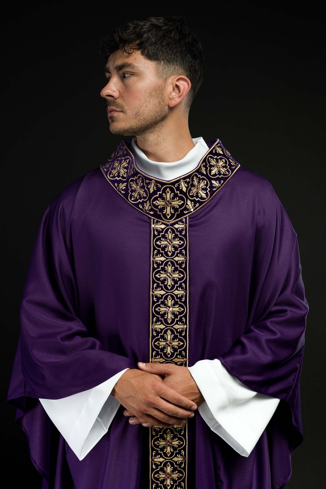 Ornat Fioletowy Zdobiony Kamieniami i Złotym Krzyżem Liturgiczny - alba.pl