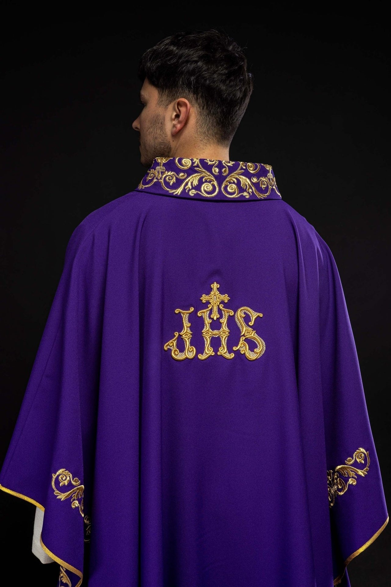 Ornat Fioletowy ze Złotym Haftem IHS - Elegancki Ornat Liturgiczny - alba.pl