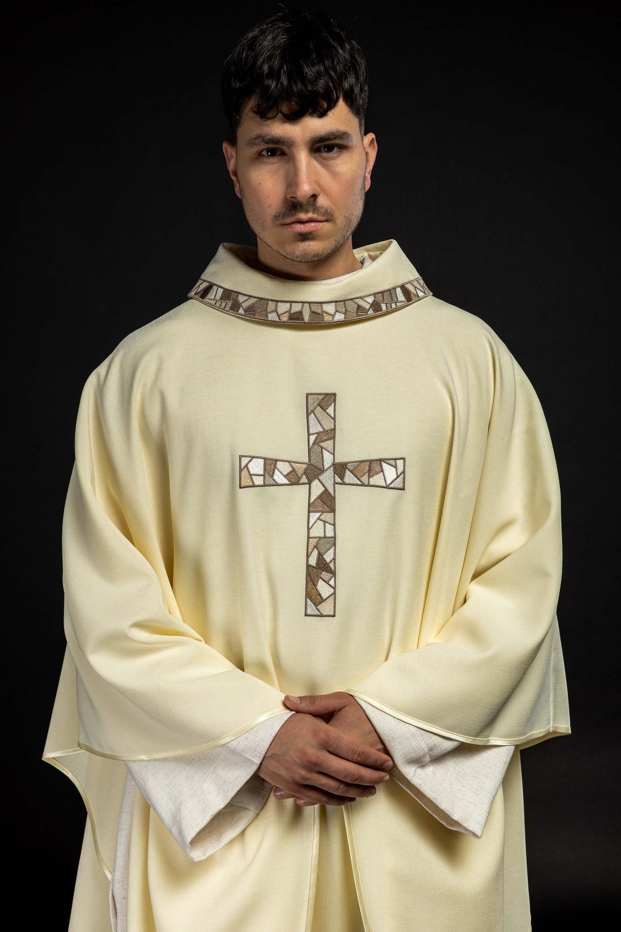 Ornat Haftowany Krzyż Ecru ze Złotą Lamówką - alba.pl