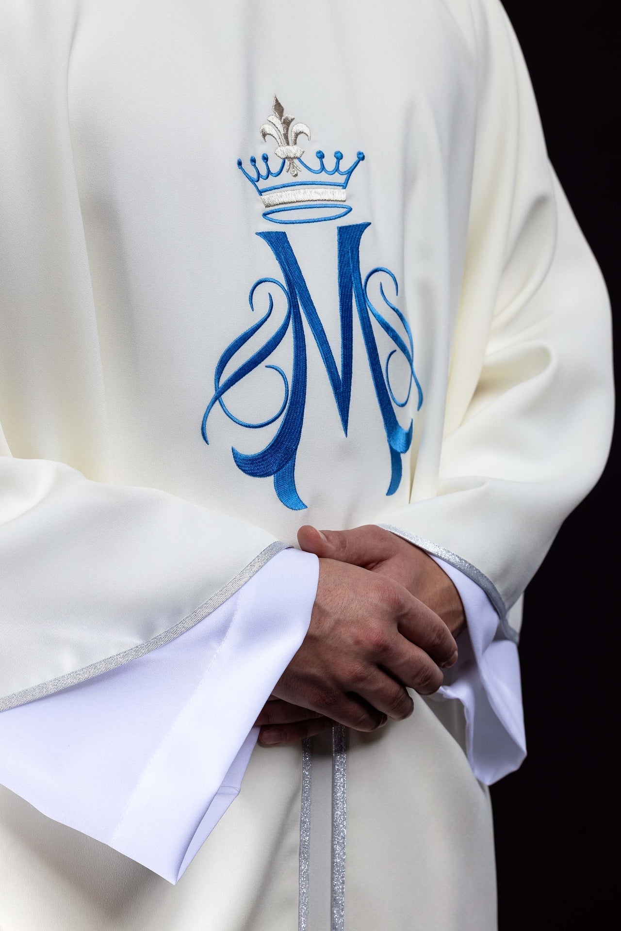 Ornat haftowany z motywem maryjnym ecru - alba.pl