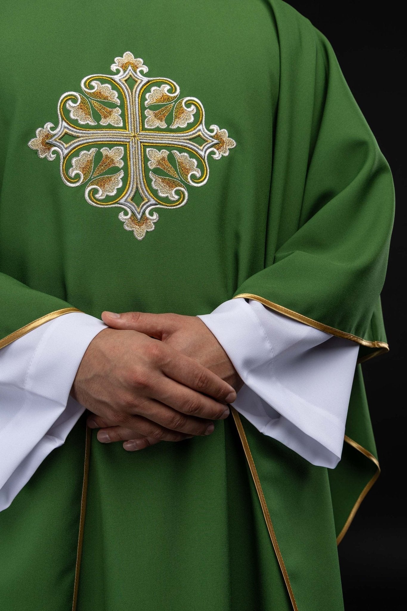 Ornat haftowany z ozdobionym krzyżem i szerokim kołnierzem zielony - alba.pl