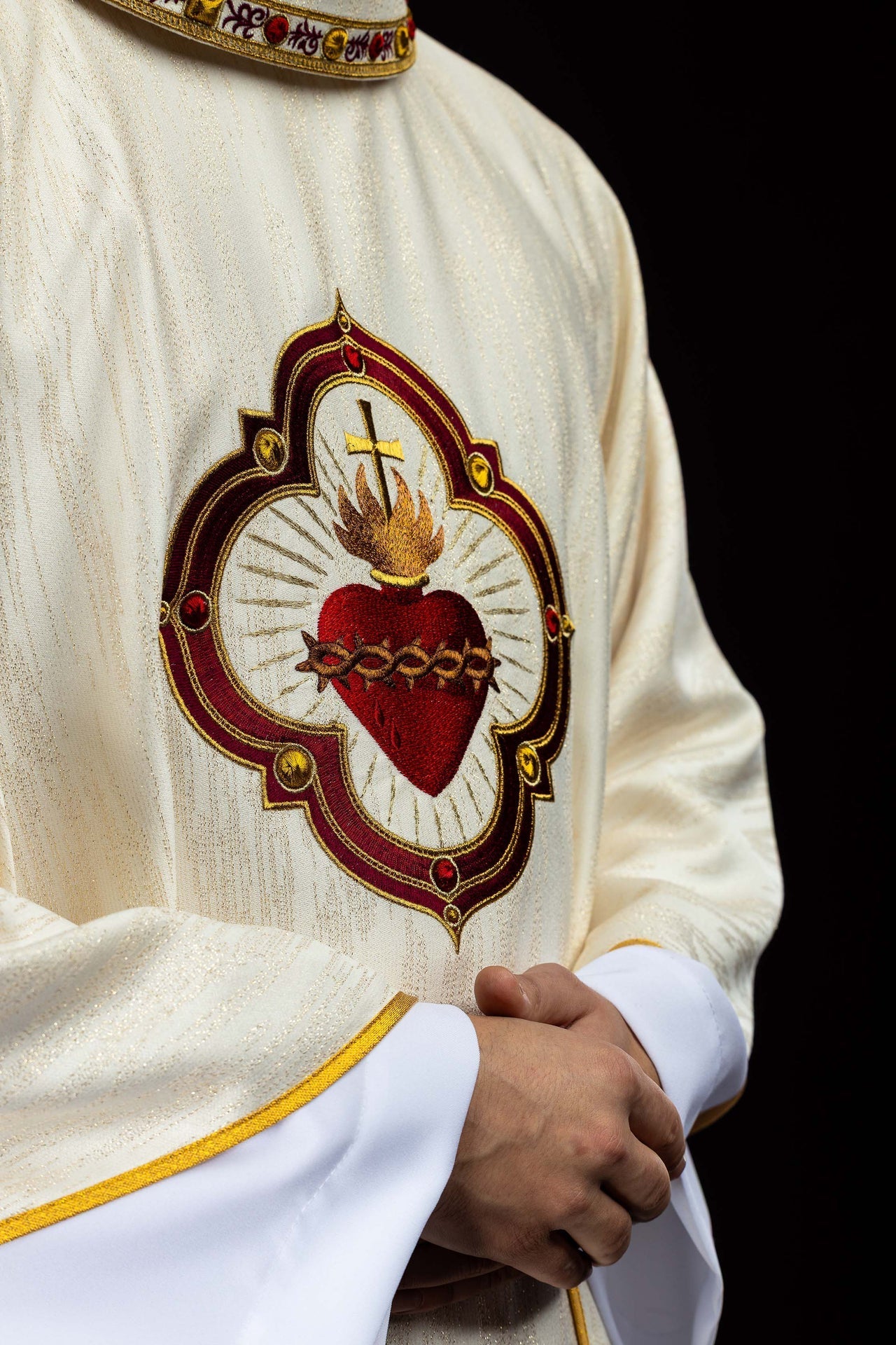 Ornat haftowany z wizerunkiem Serca Pana Jezusa i Kielicha eucharystycznego - alba.pl