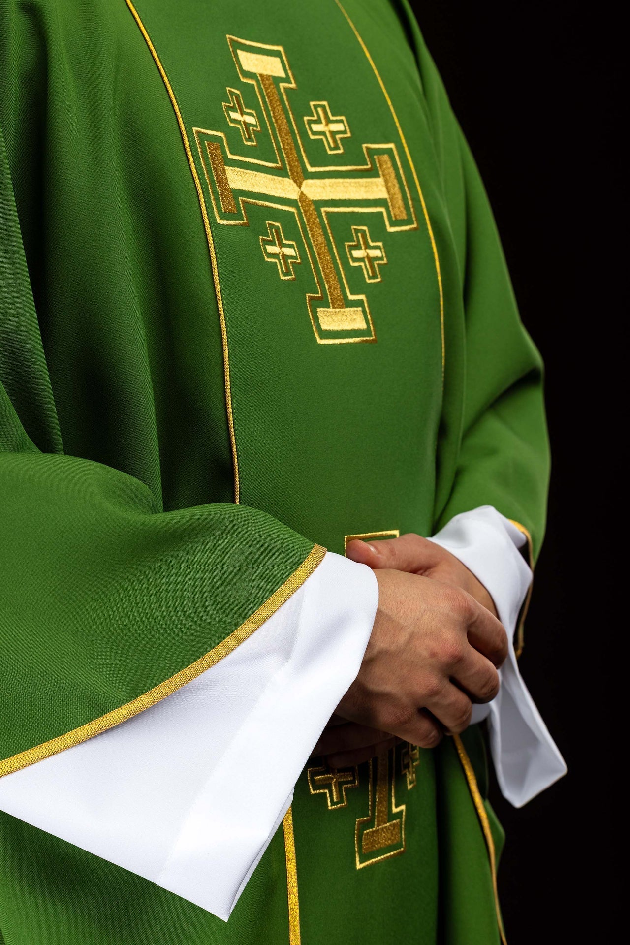 Ornat haftowany zielony z pasem i krzyżami jerozolimskimi - alba.pl