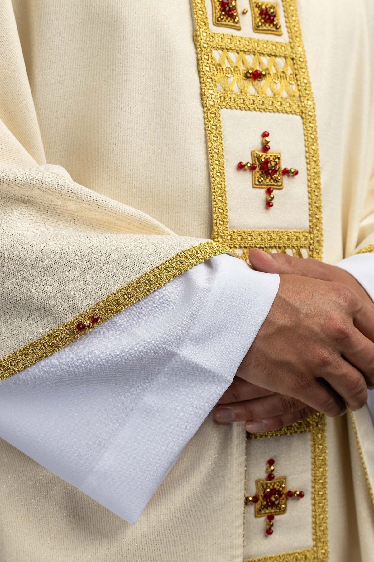 Ornat z kamieniami, zbliżenie krzyża z czerwonych i złotych kamieni