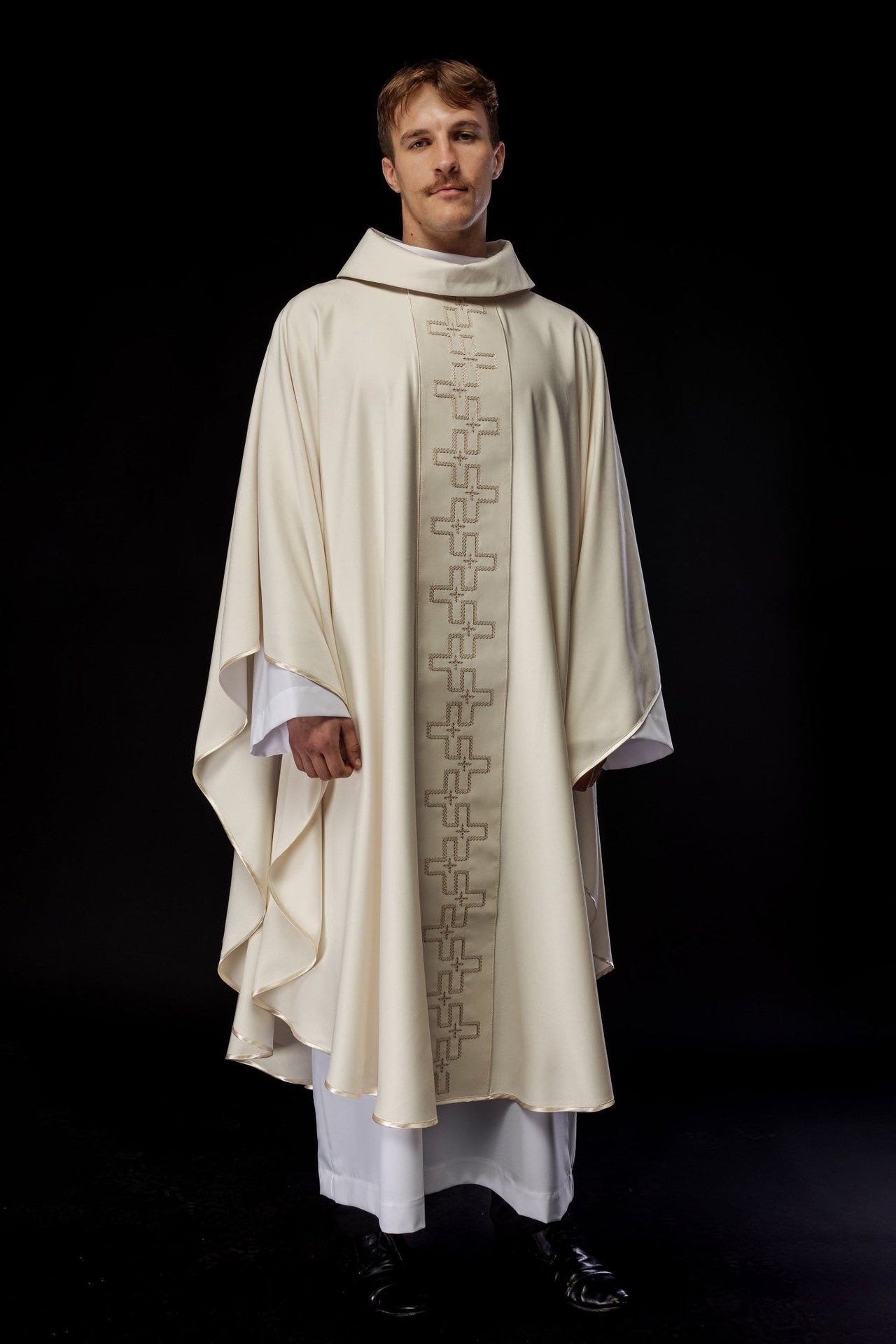 Ornat Kapłański Ecru z Haftem Krzyży - Elegancki Strój Liturgiczny - alba.pl