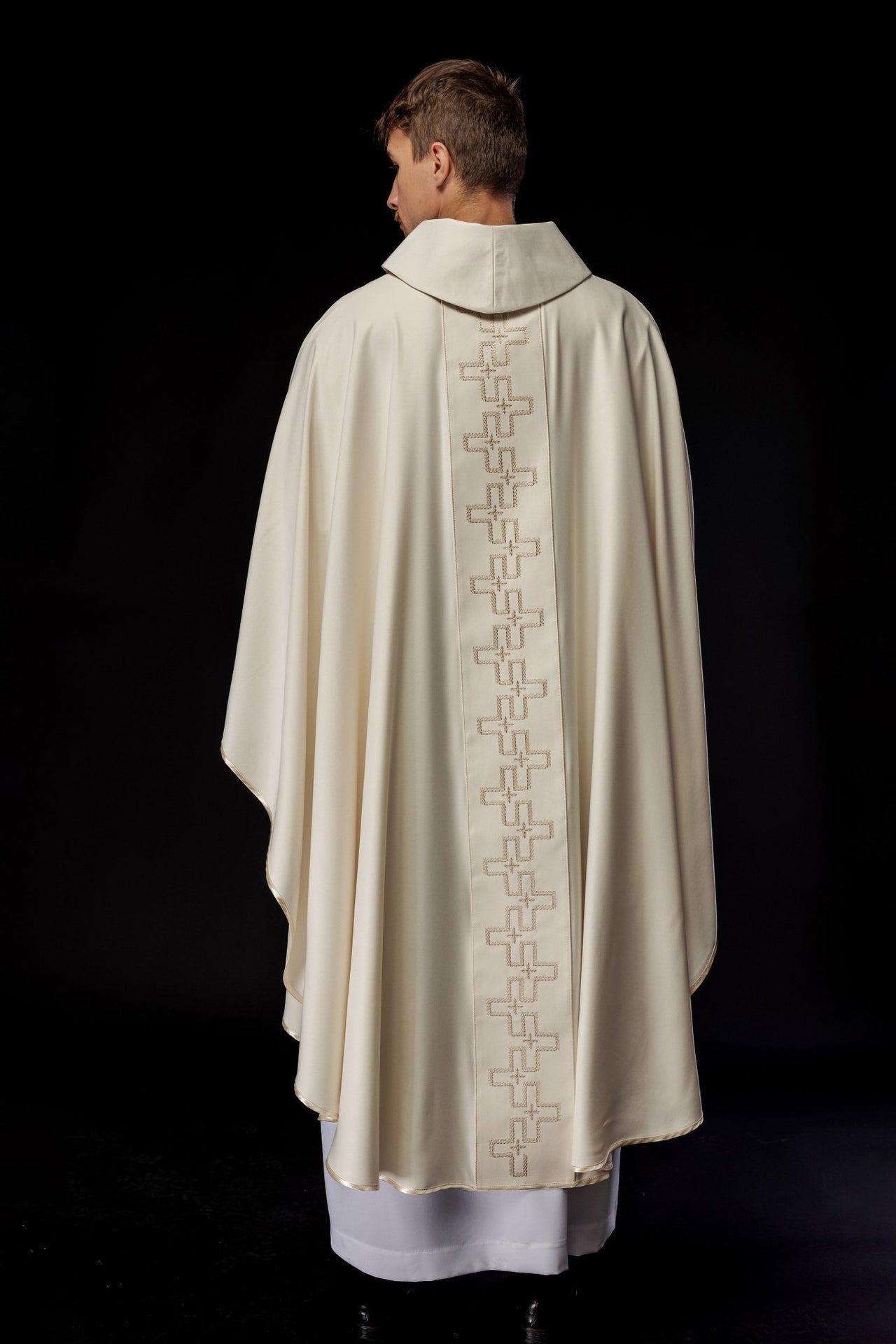 Ornat Kapłański Ecru z Haftem Krzyży - Elegancki Strój Liturgiczny - alba.pl