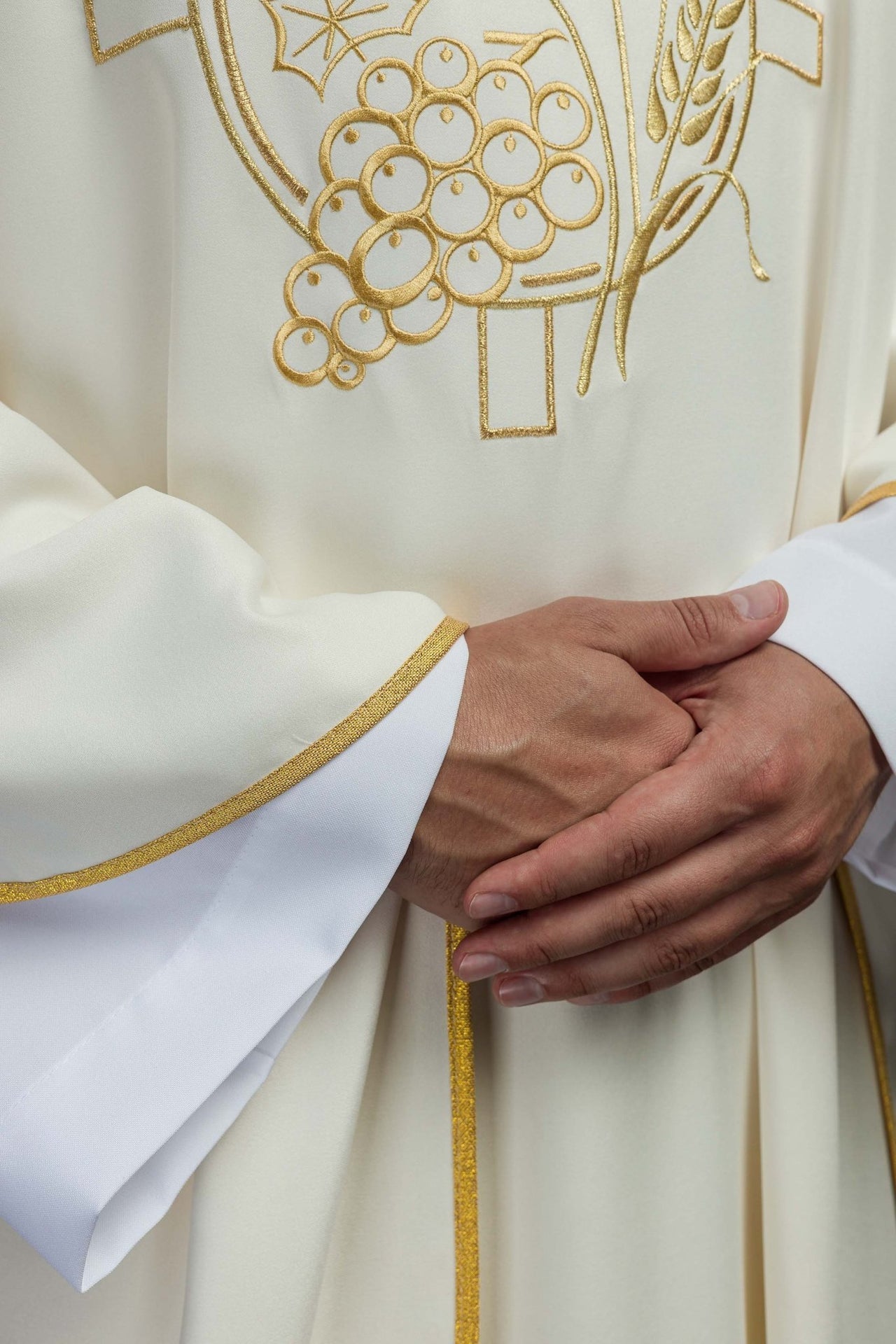 Ornat Kapłański Ecru z Haftowanym Krzyżem i Kłosami - alba.pl