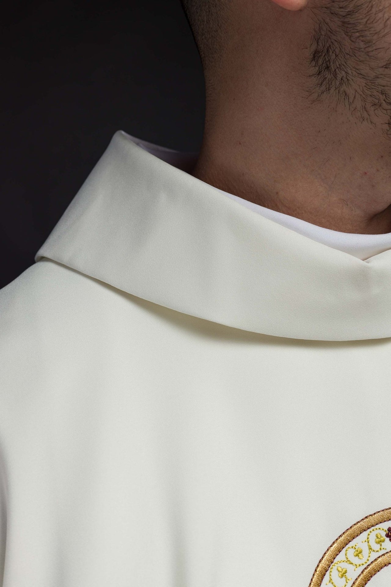 Ornat Kremowy Haftowany IHS i PAX - Elegancka Szata Liturgiczna - alba.pl