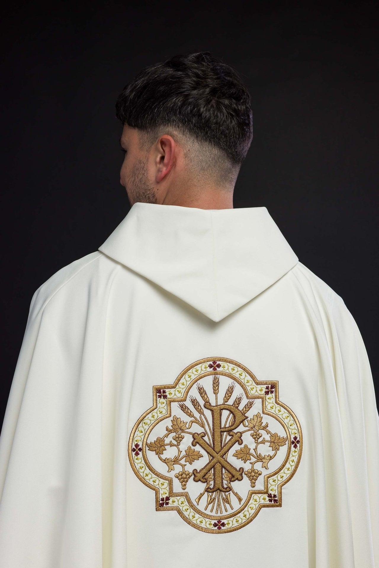 Ornat Kremowy Haftowany IHS i PAX - Elegancka Szata Liturgiczna - alba.pl
