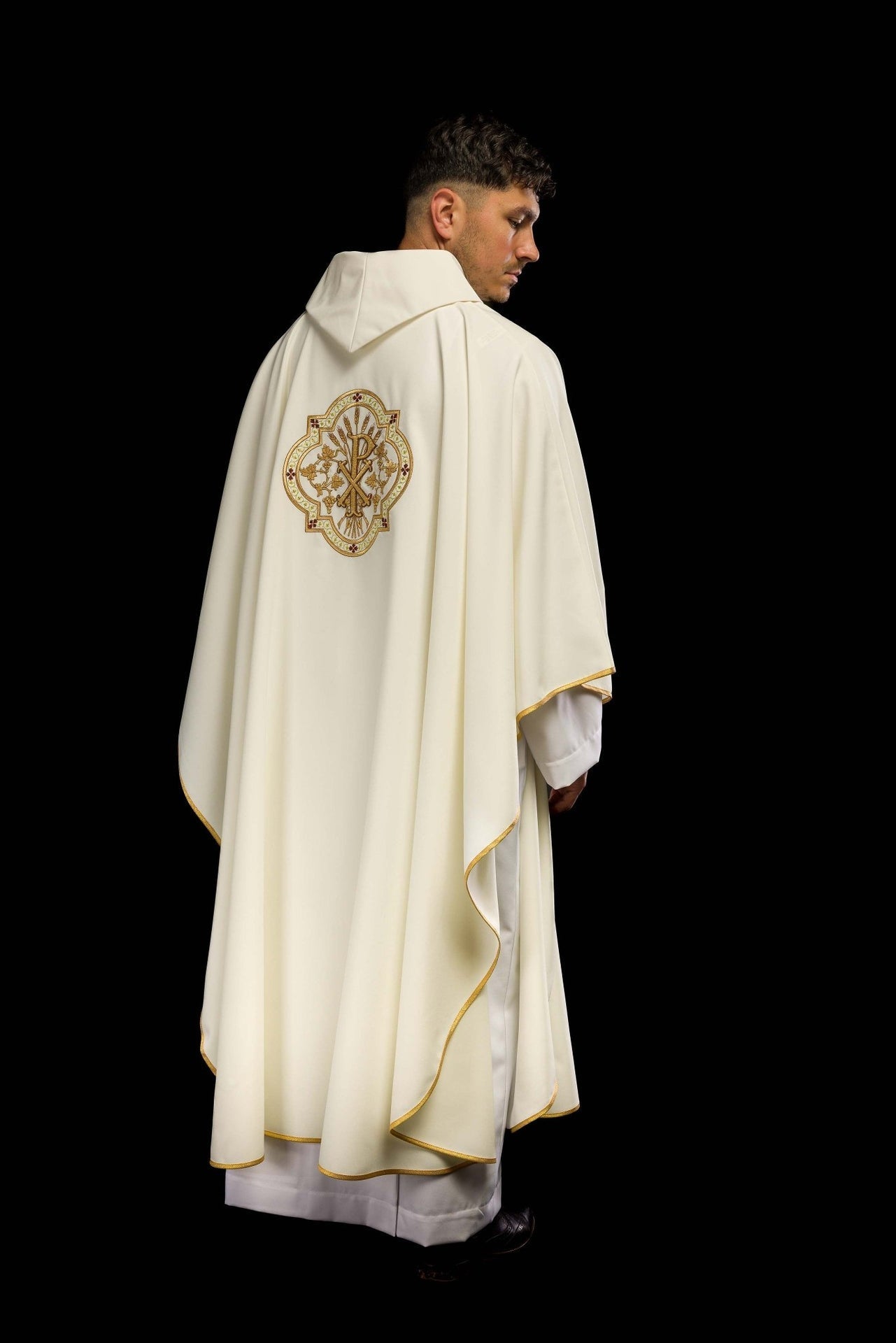Ornat Kremowy Haftowany IHS i PAX - Elegancka Szata Liturgiczna - alba.pl