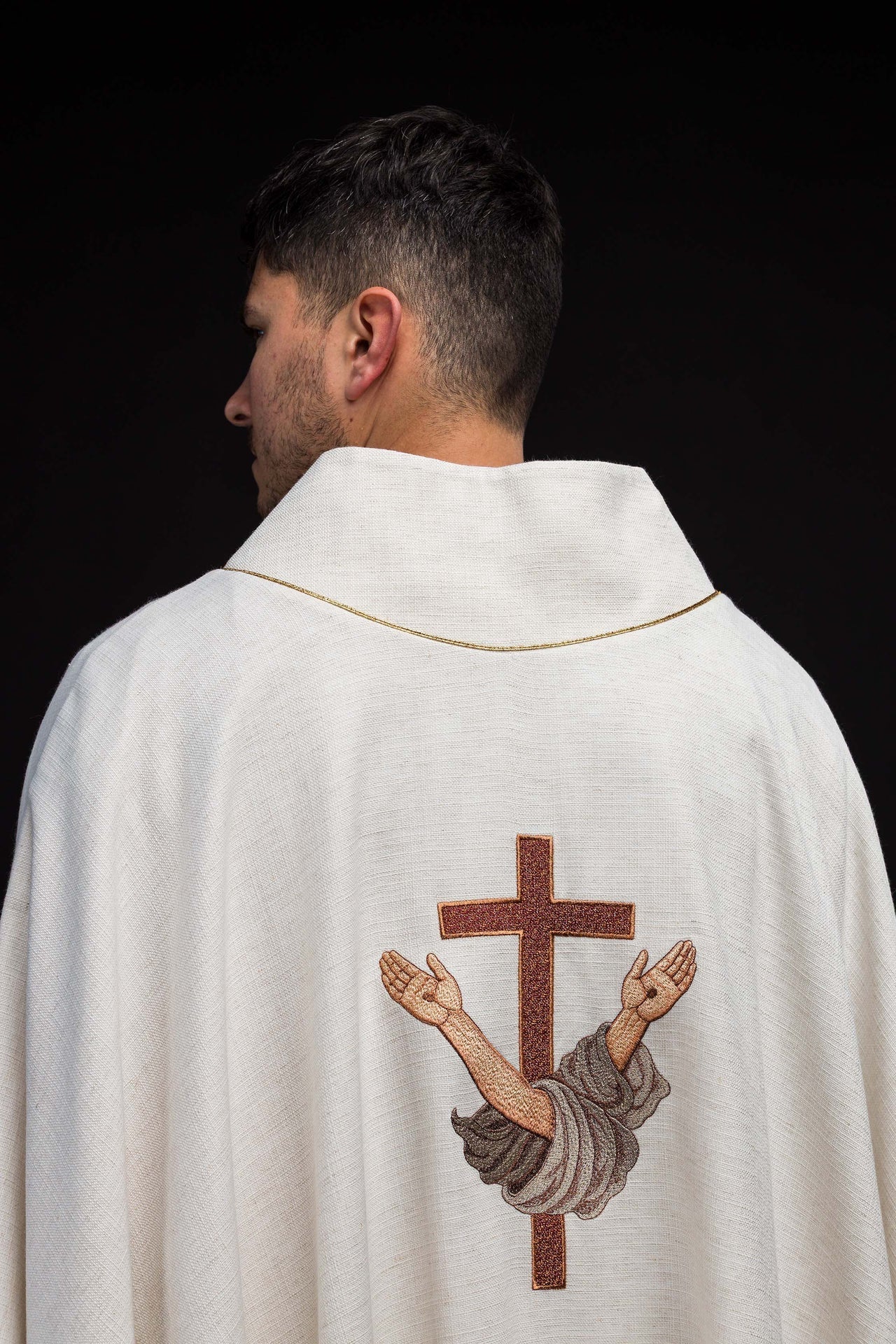 Ornat Kremowy z Haftem Świętego Franciszka - Motywy Franciszkańskie - alba.pl