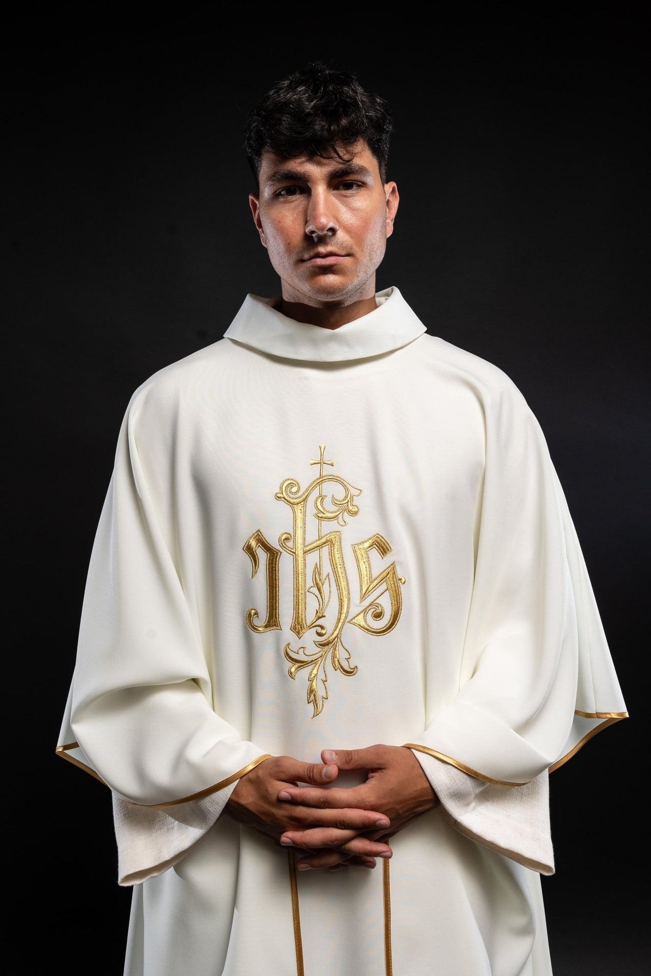 Ornat Kremowy ze Złotym Haftem IHS - Elegancki Strój Liturgiczny - alba.pl