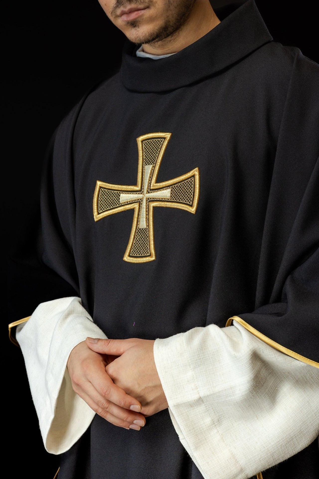 Ornat Liturgiczny Czarny IHS Haftowany Złotą Nicią - alba.pl
