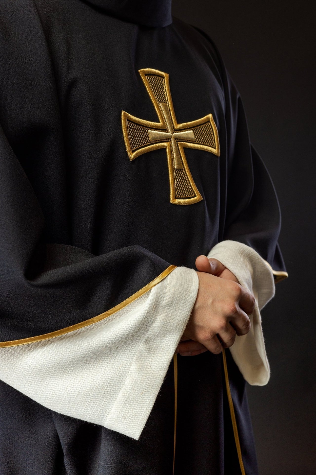 Ornat Liturgiczny Czarny IHS Haftowany Złotą Nicią - alba.pl