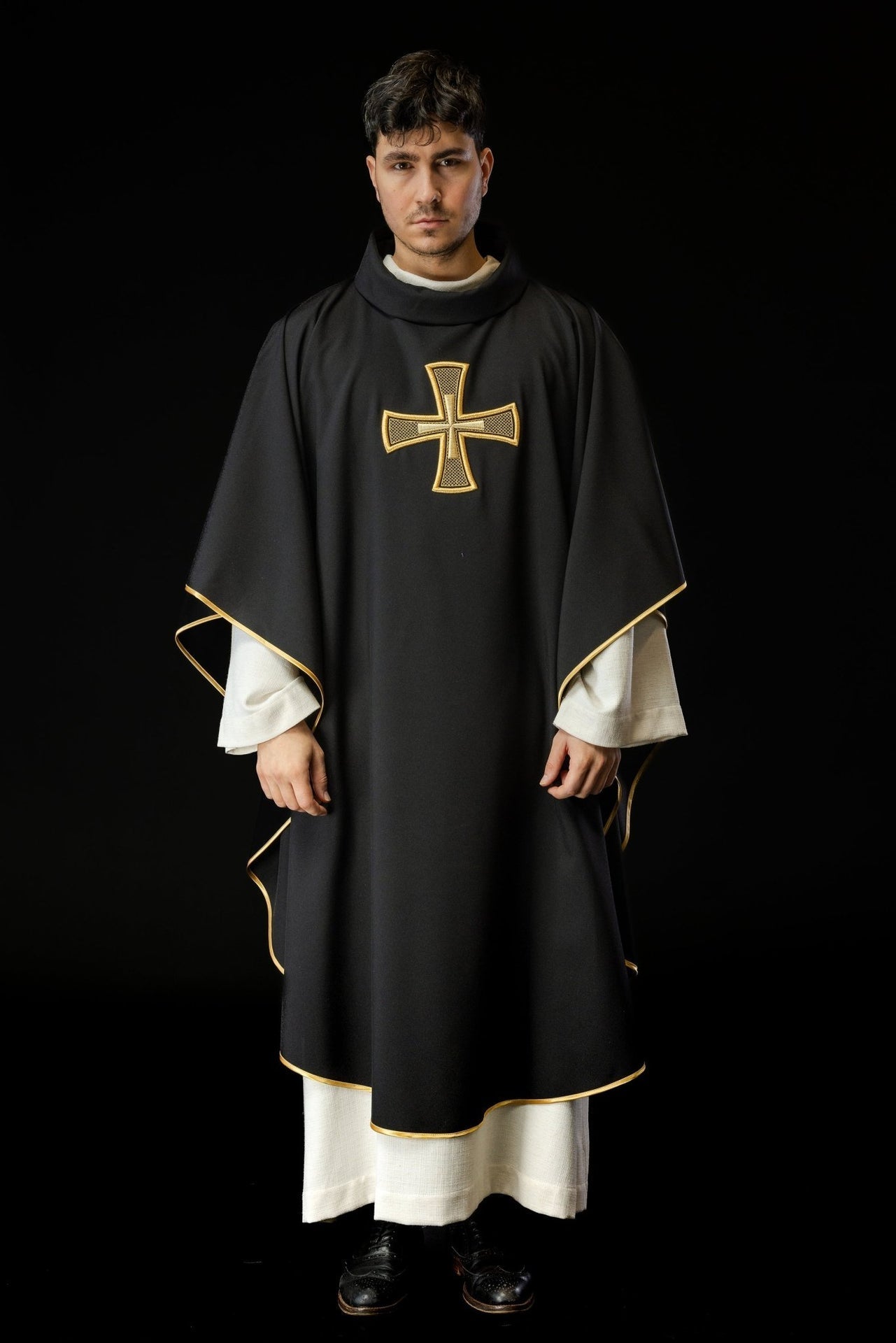 Ornat Liturgiczny Czarny IHS Haftowany Złotą Nicią - alba.pl
