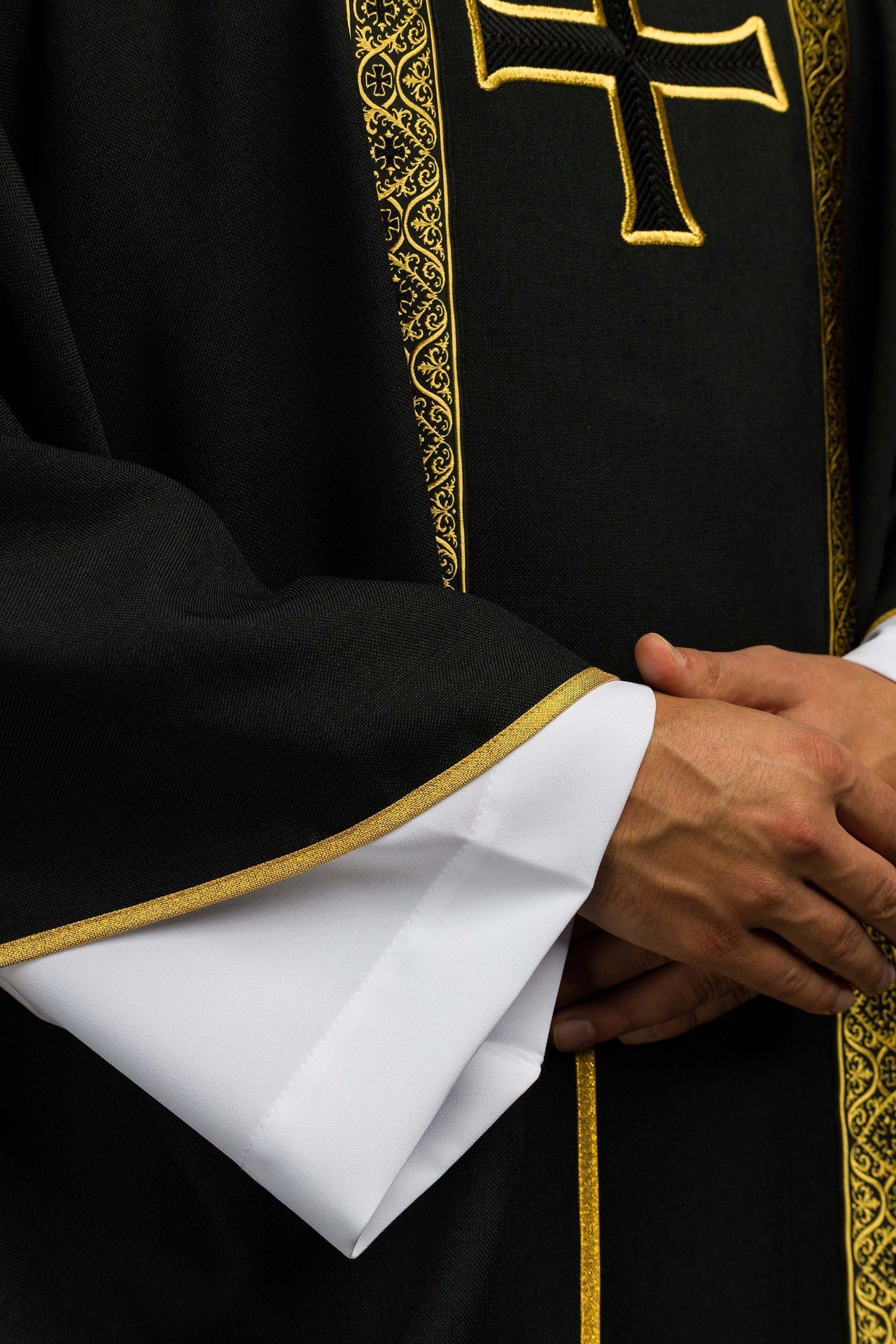 Ornat liturgiczny czarny z haftowanym krzyżem i taśmami żakardowymi - alba.pl