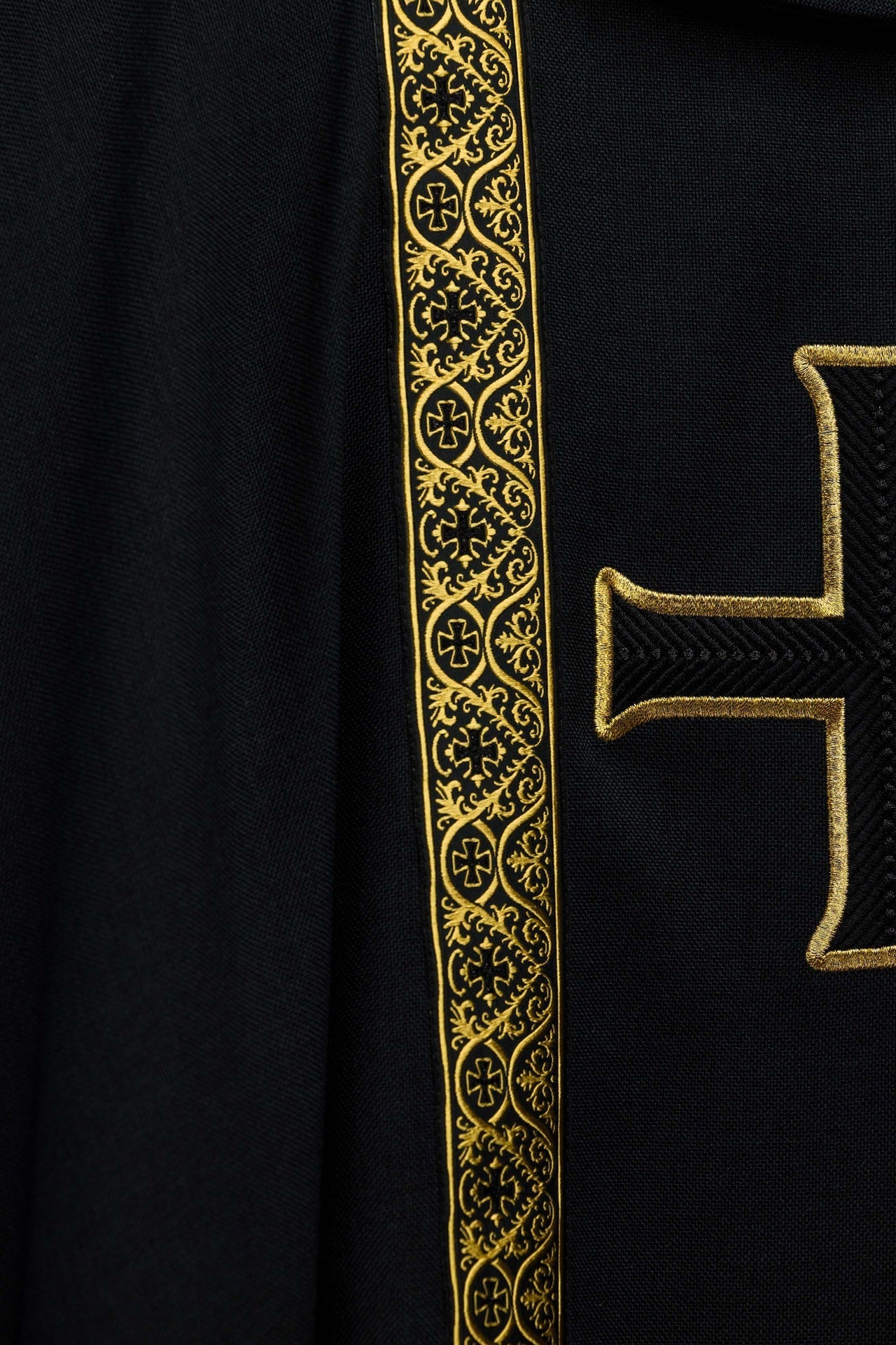Ornat liturgiczny czarny z haftowanym krzyżem i taśmami żakardowymi - alba.pl
