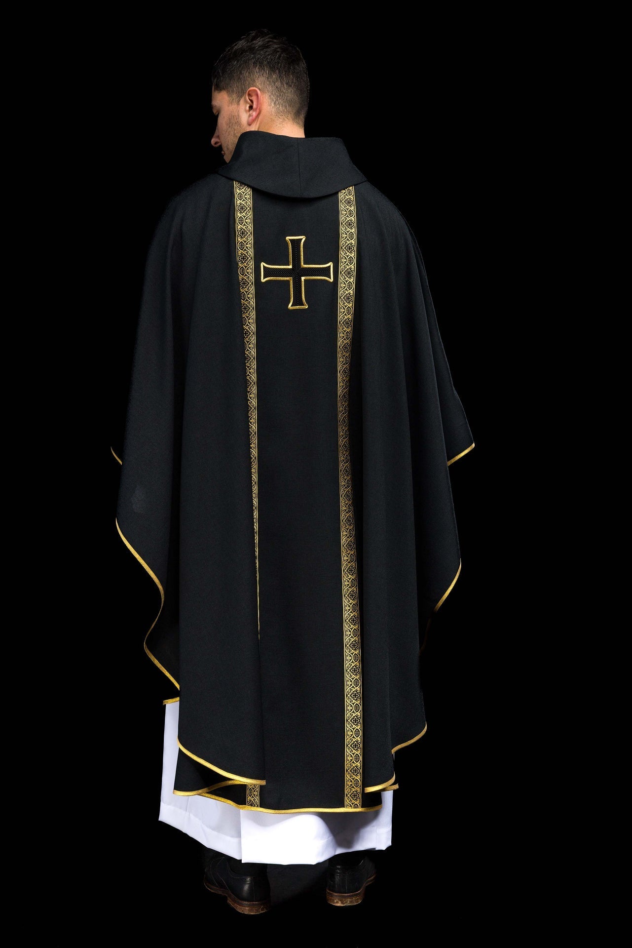 Ornat liturgiczny czarny z haftowanym krzyżem i taśmami żakardowymi - alba.pl