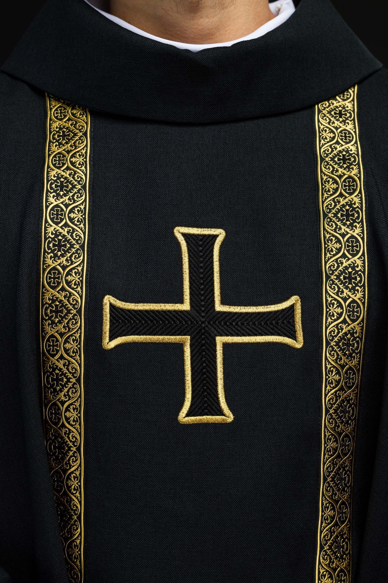 Ornat liturgiczny czarny z haftowanym krzyżem i taśmami żakardowymi - alba.pl