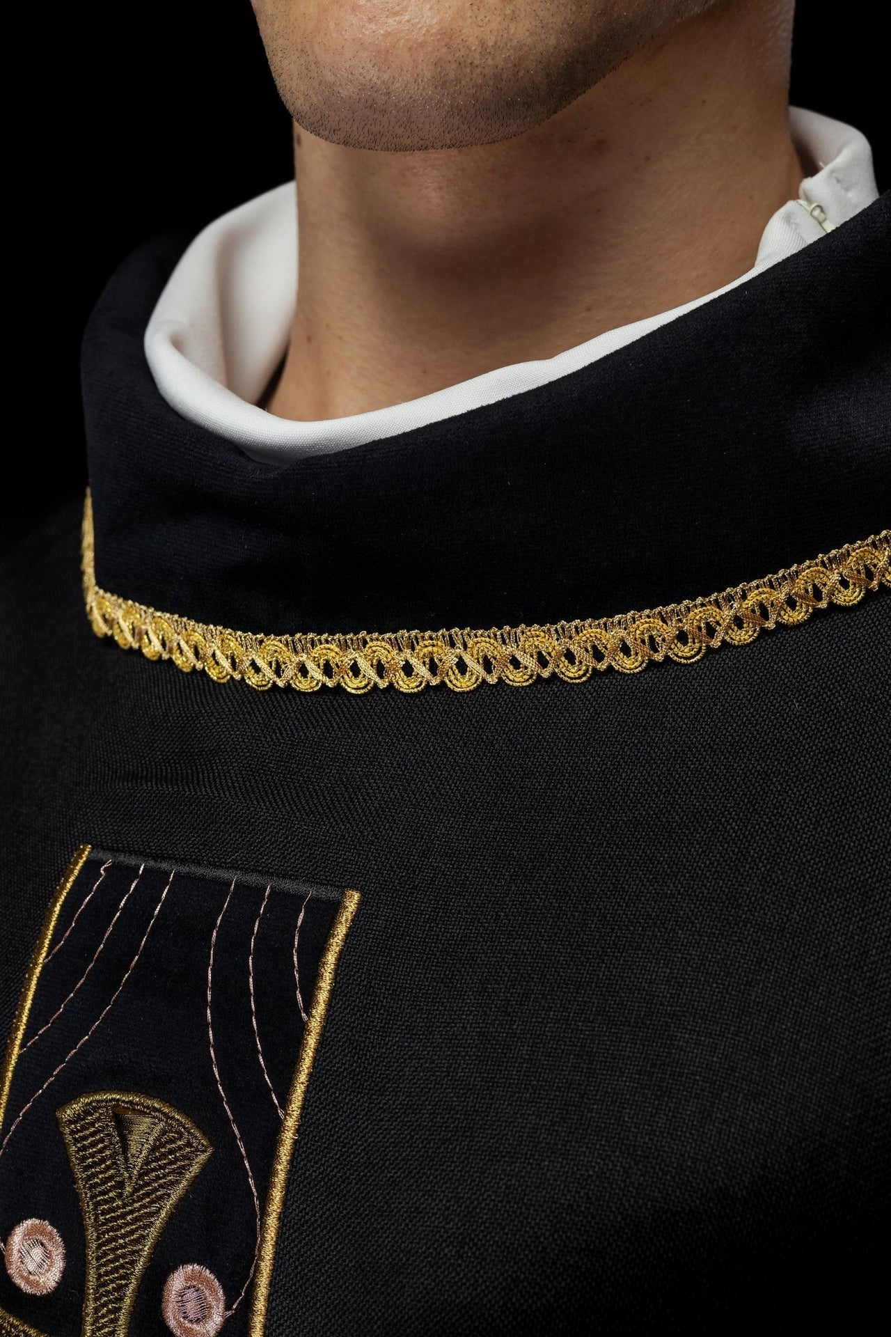 Ornat Liturgiczny Czarny ze Złotym Haftem Krzyży i Lamówką - alba.pl