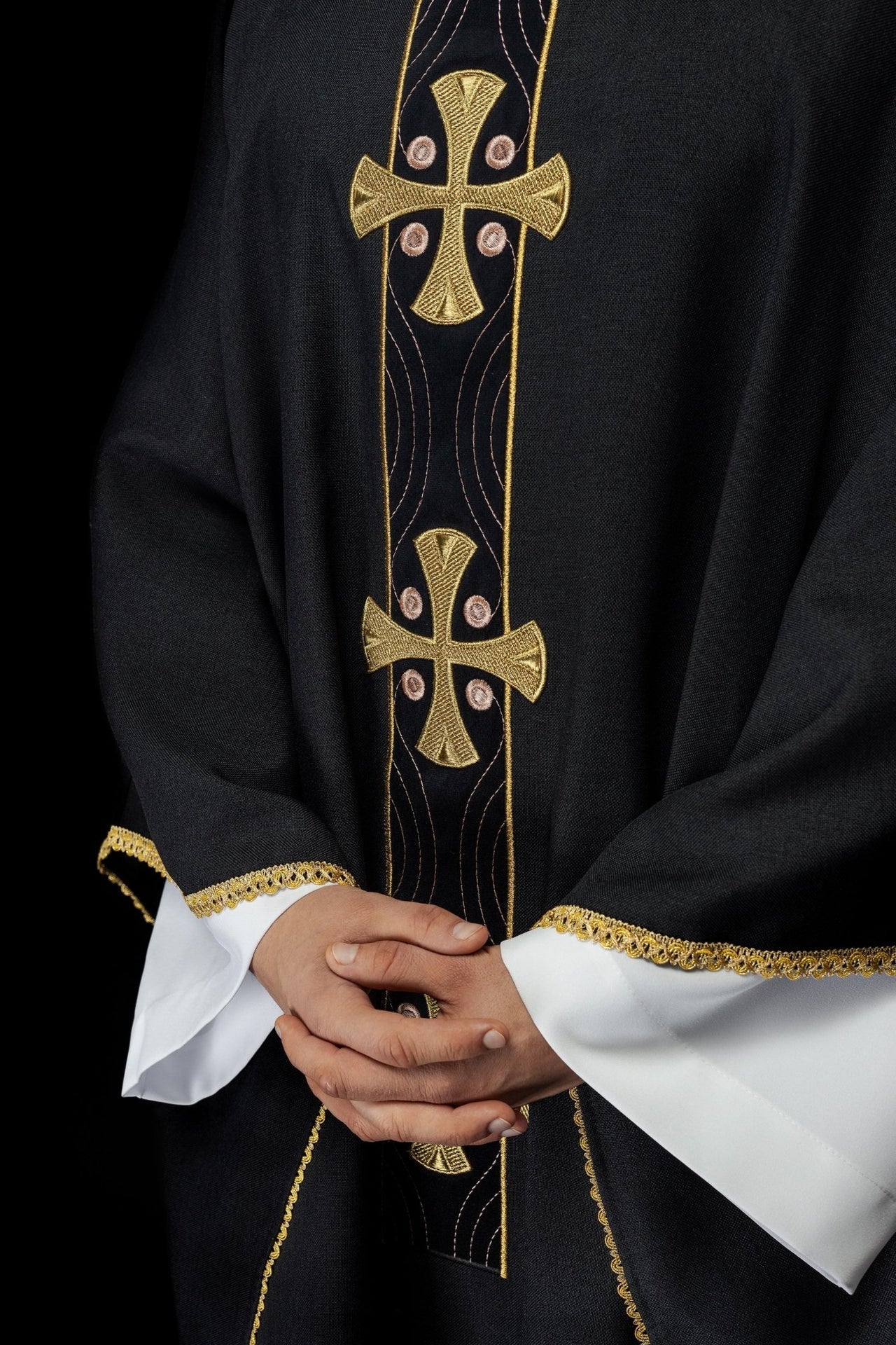 Ornat Liturgiczny Czarny ze Złotym Haftem Krzyży i Lamówką - alba.pl