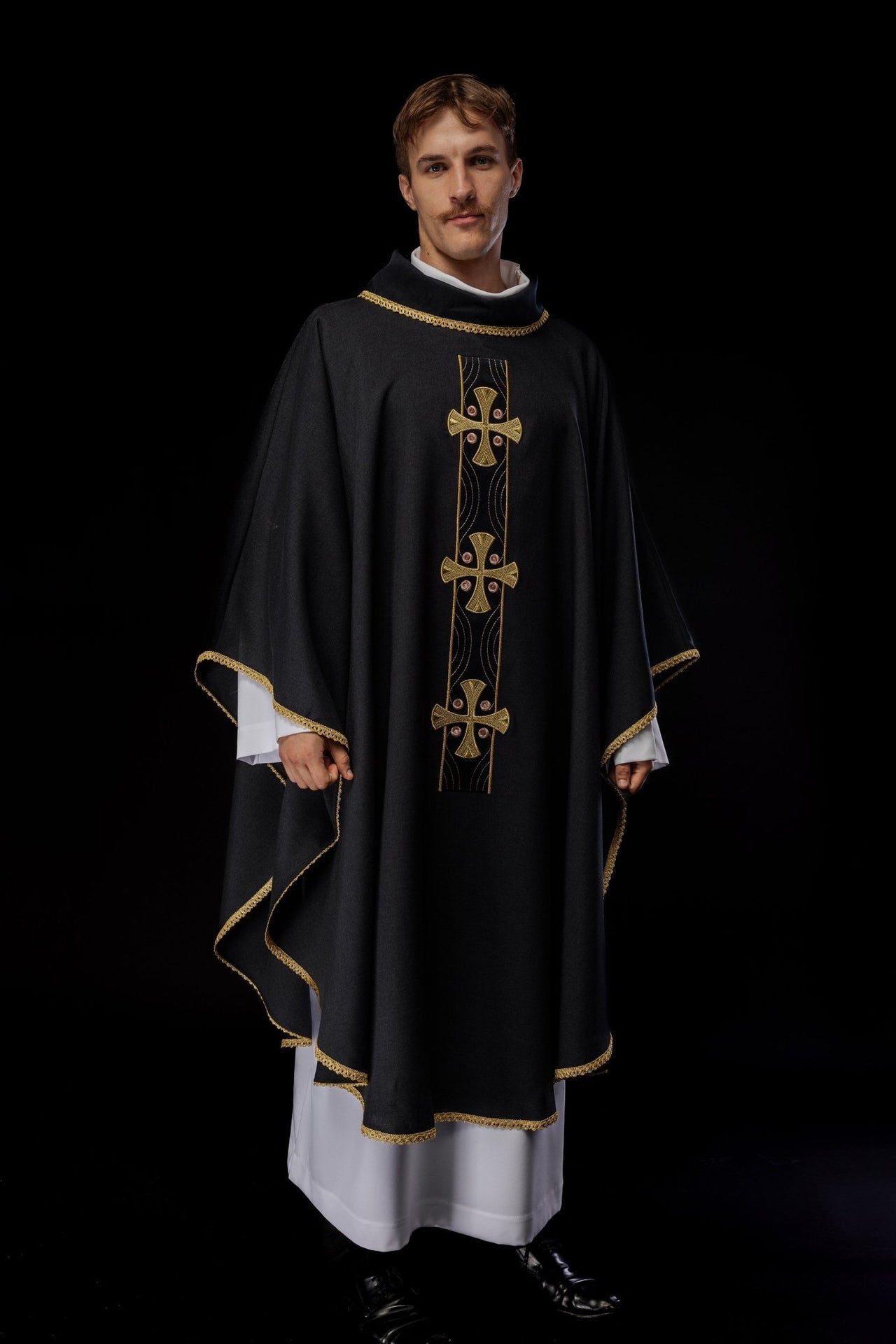 Ornat Liturgiczny Czarny ze Złotym Haftem Krzyży i Lamówką - alba.pl