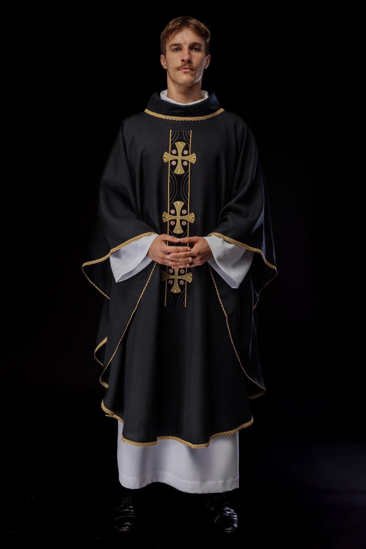 Ornat Liturgiczny Czarny ze Złotym Haftem Krzyży i Lamówką - alba.pl