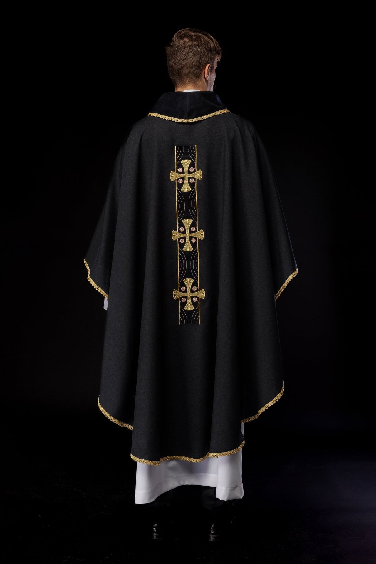 Ornat Liturgiczny Czarny ze Złotym Haftem Krzyży i Lamówką - alba.pl