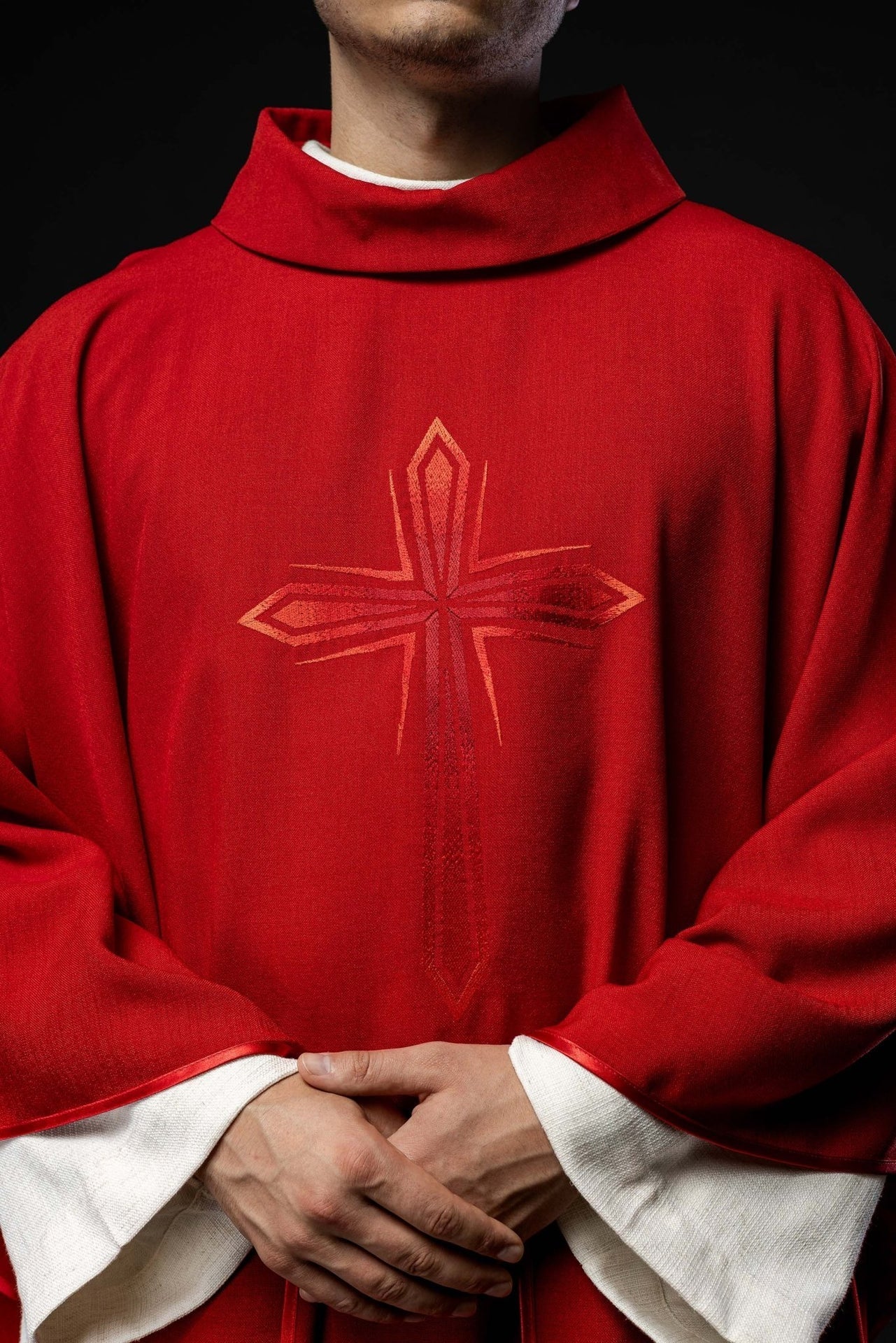 Ornat Liturgiczny Czerwony Haftowany Krzyżem - Alba Tradycja - alba.pl