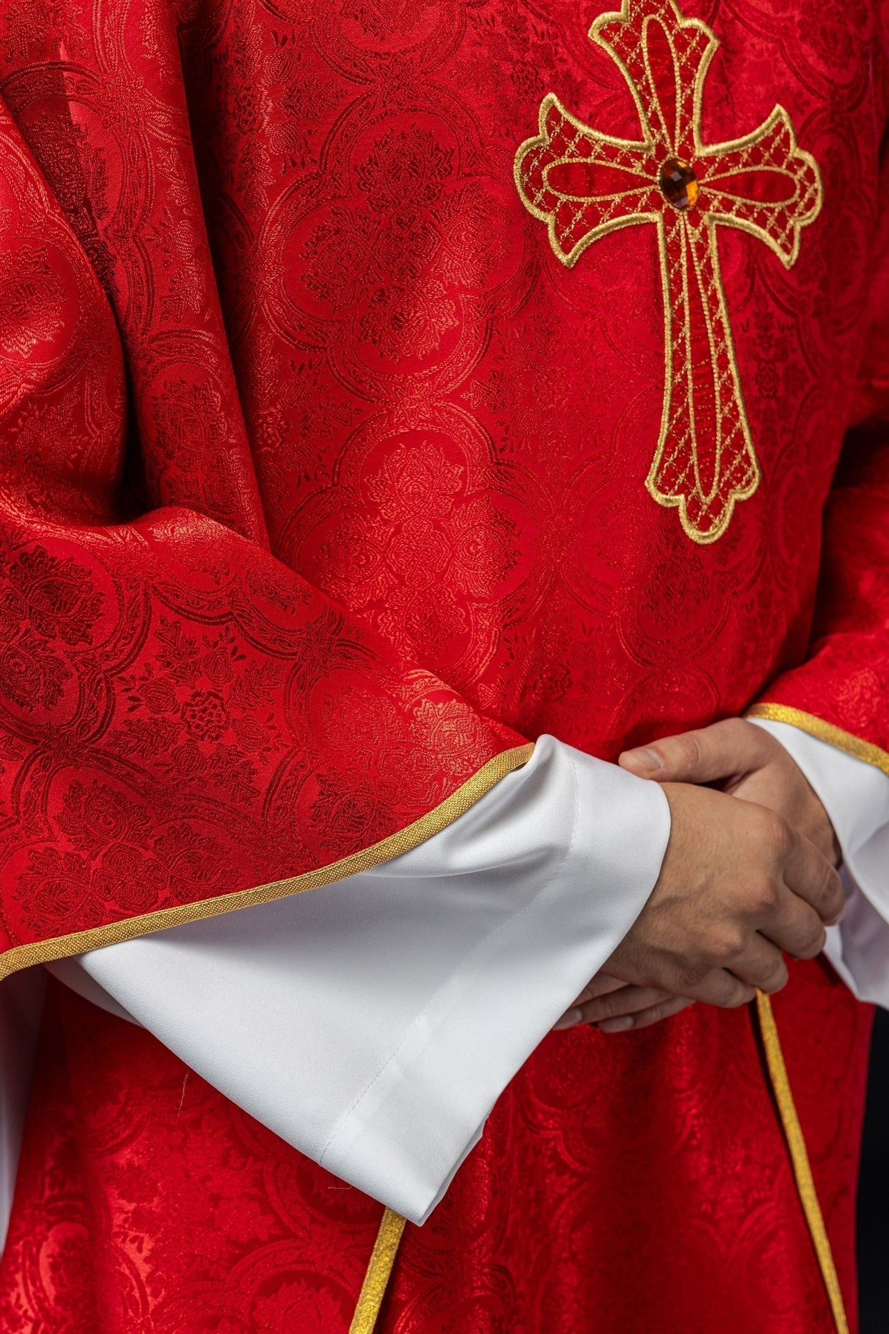 Ornat Liturgiczny Czerwony Haftowany Krzyżem - Elegancki Symbol Wiary - alba.pl
