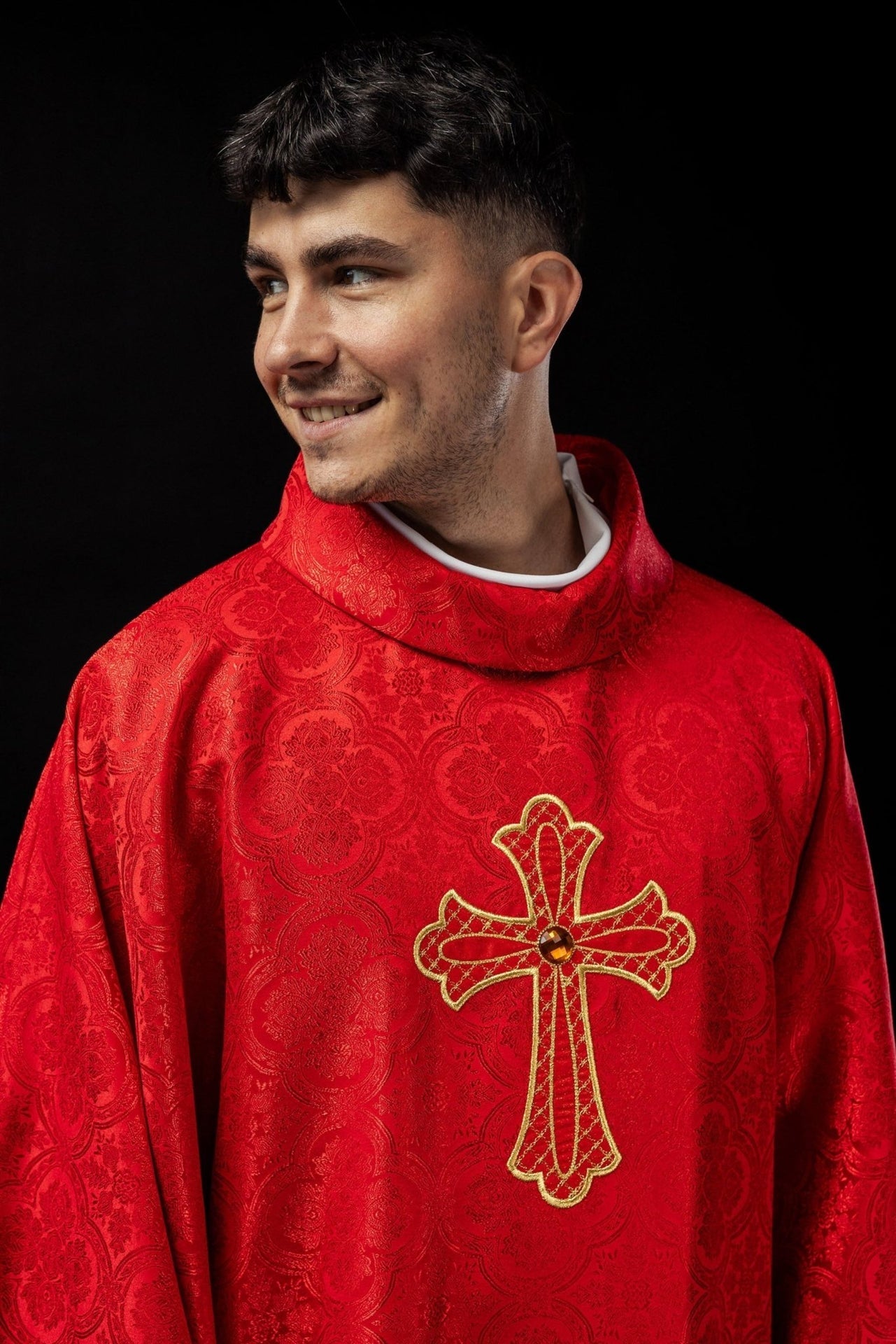 Ornat Liturgiczny Czerwony Haftowany Krzyżem - Elegancki Symbol Wiary - alba.pl