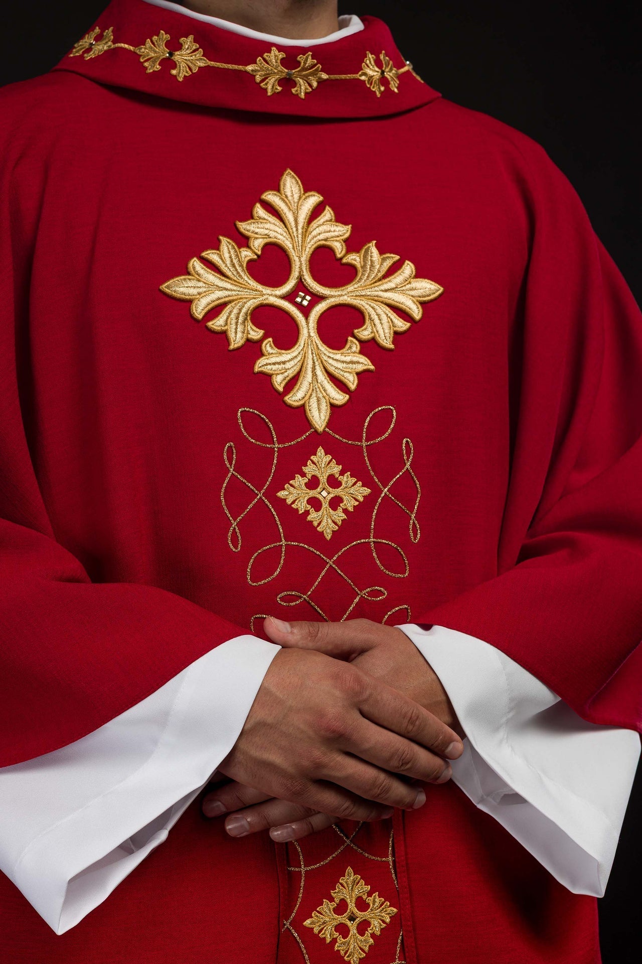 Ornat Liturgiczny Czerwony Haftowany Sznurkiem i Kamieniami - alba.pl