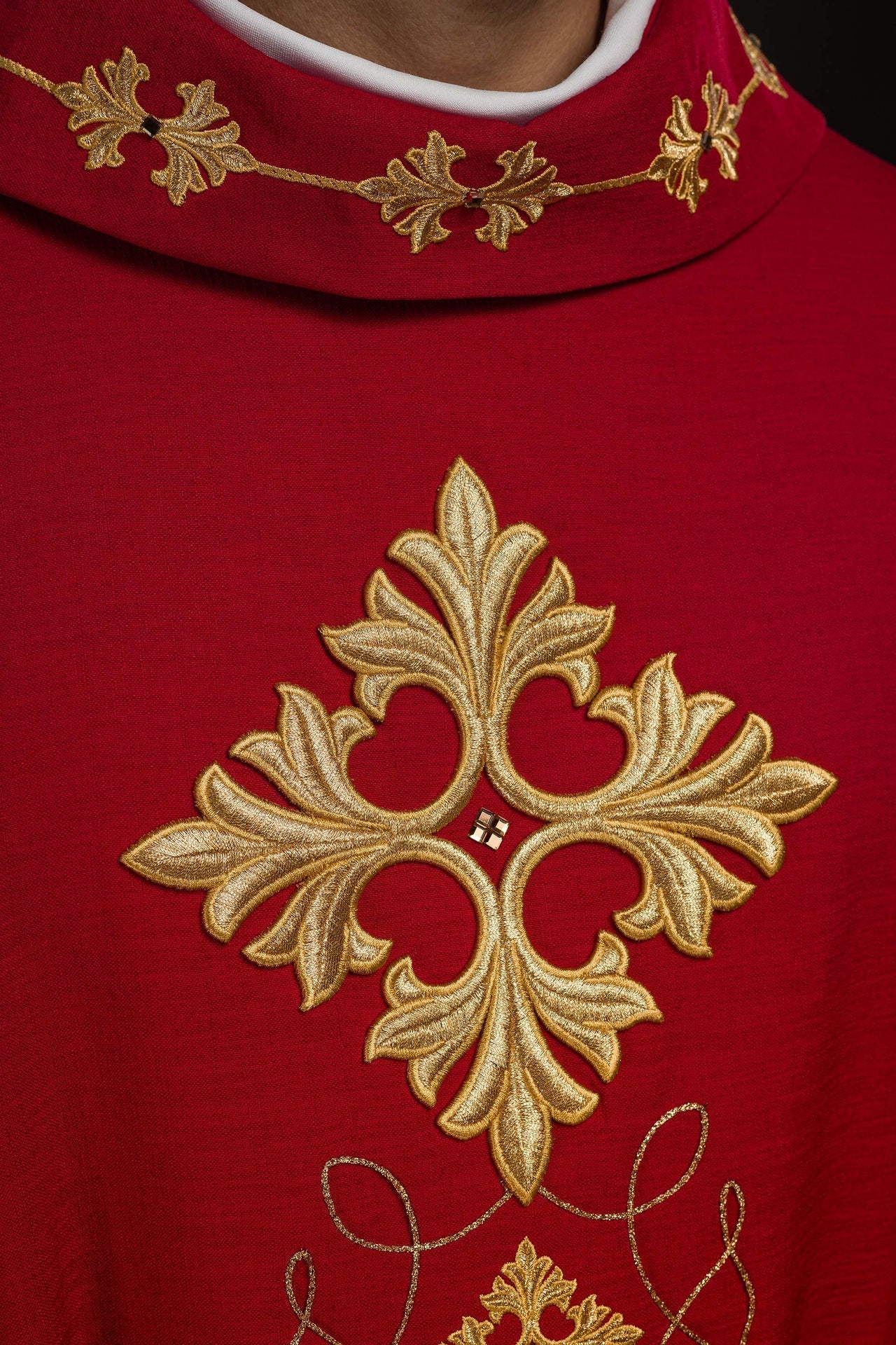 Ornat Liturgiczny Czerwony Haftowany Sznurkiem i Kamieniami - alba.pl