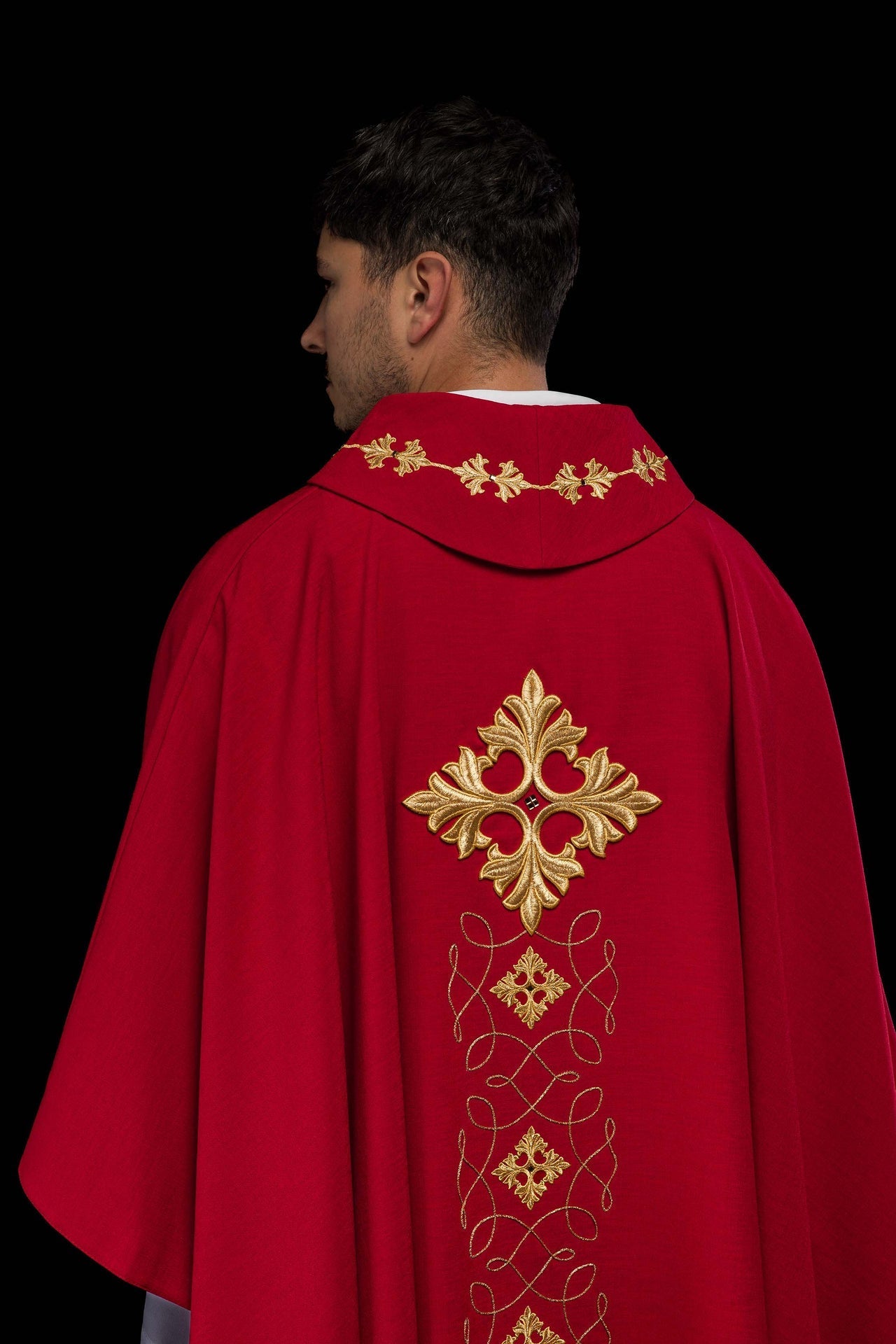 Ornat Liturgiczny Czerwony Haftowany Sznurkiem i Kamieniami - alba.pl