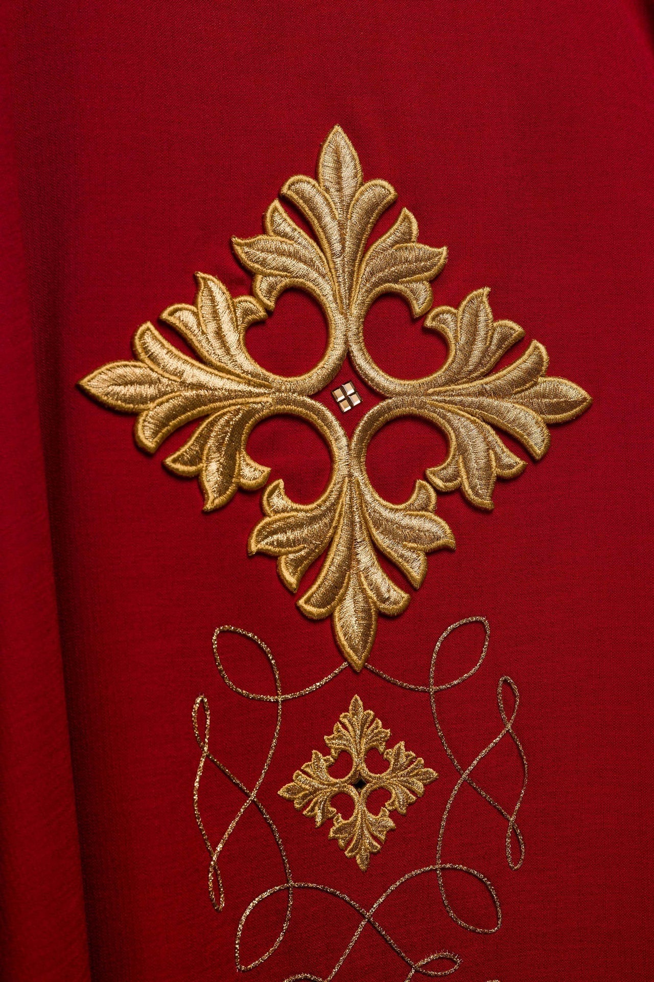 Ornat Liturgiczny Czerwony Haftowany Sznurkiem i Kamieniami - alba.pl