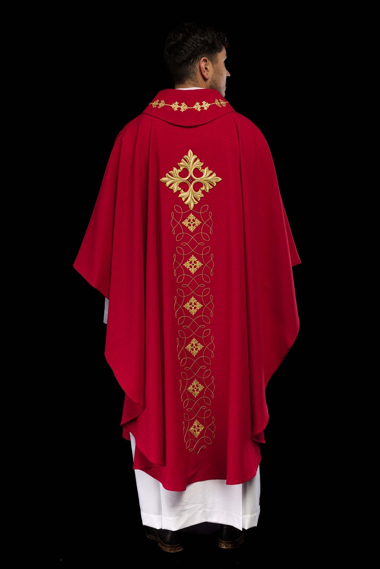 Ornat Liturgiczny Czerwony Haftowany Sznurkiem i Kamieniami - alba.pl