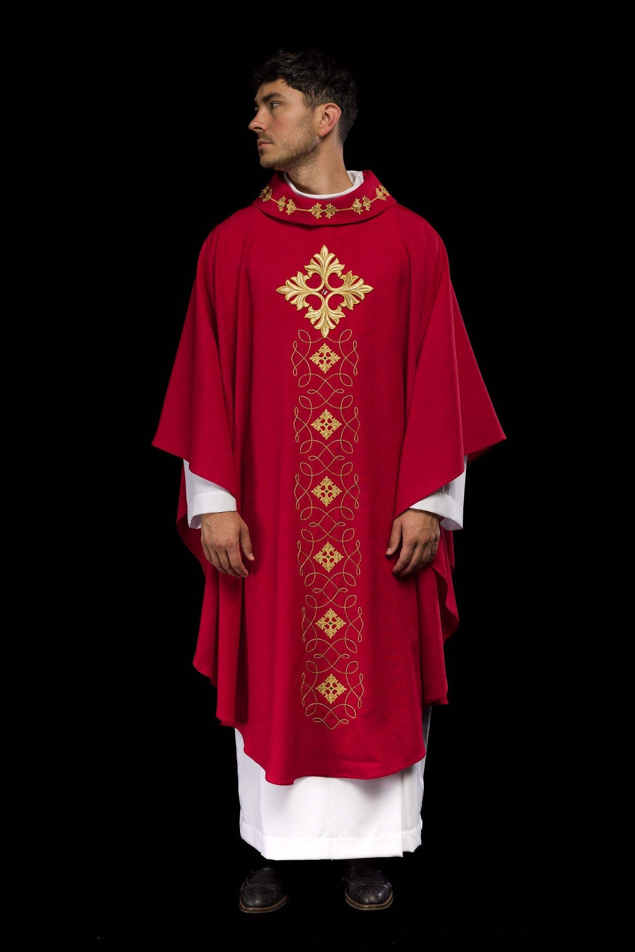 Ornat Liturgiczny Czerwony Haftowany Sznurkiem i Kamieniami - alba.pl