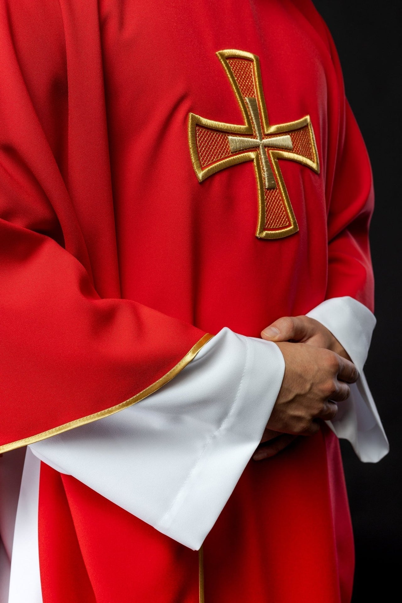 Ornat Liturgiczny Czerwony IHS Haftowany Krzyżem Złotą Nicią - alba.pl