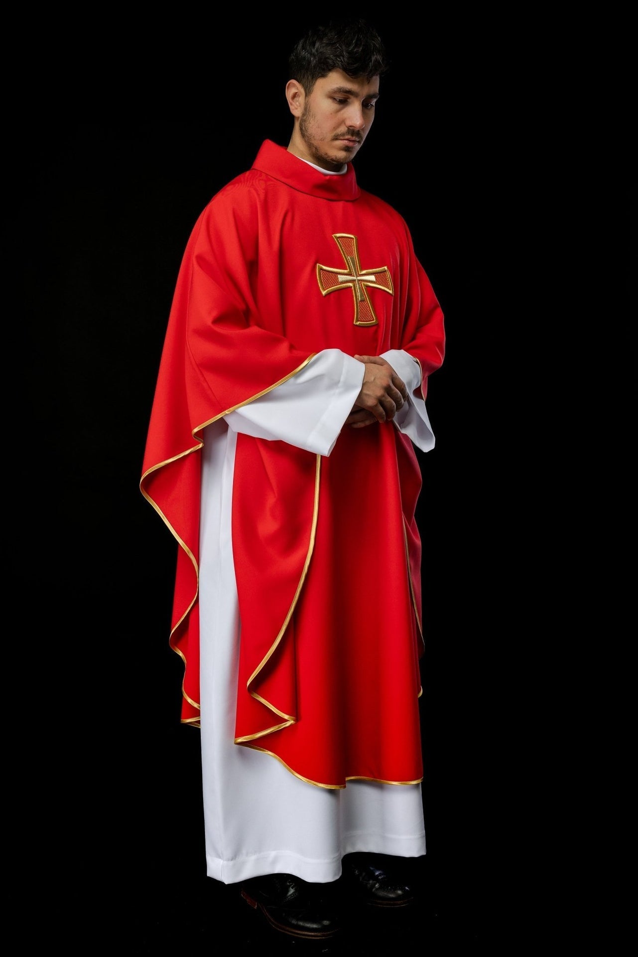 Ornat Liturgiczny Czerwony IHS Haftowany Krzyżem Złotą Nicią - alba.pl