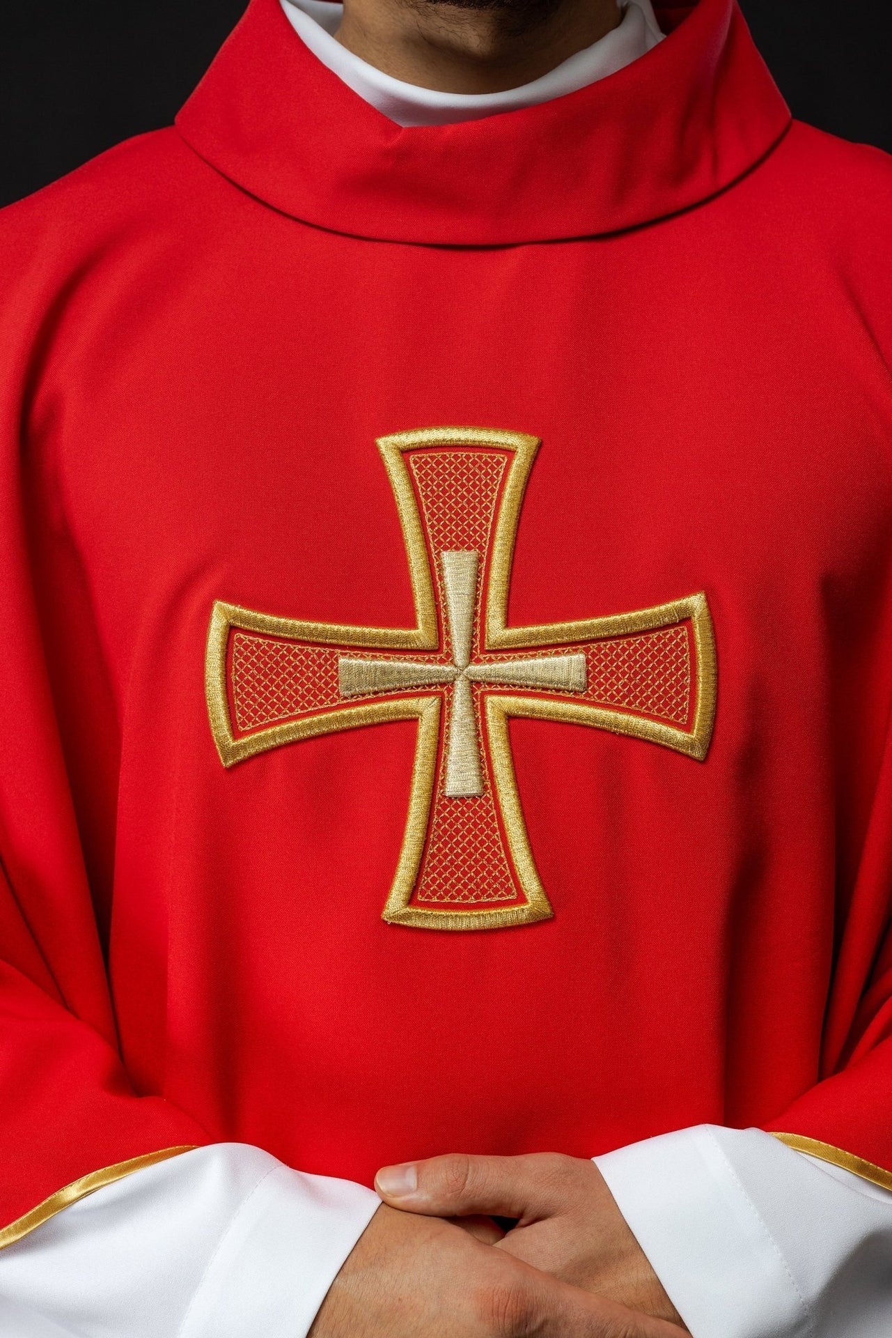 Ornat Liturgiczny Czerwony IHS Haftowany Krzyżem Złotą Nicią - alba.pl
