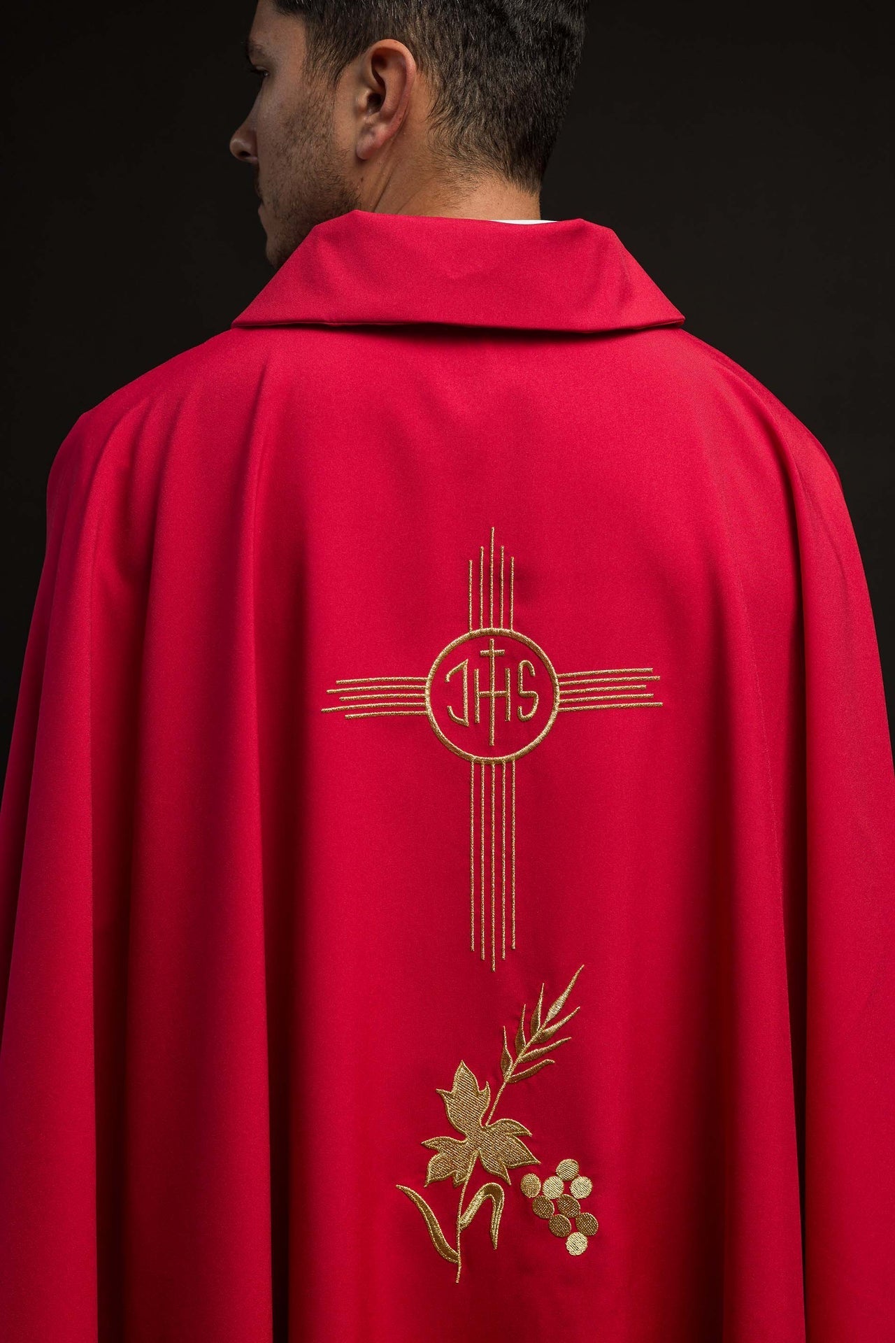 Ornat Liturgiczny Czerwony IHS Złoty Haft z Szerokim Kołnierzem - alba.pl