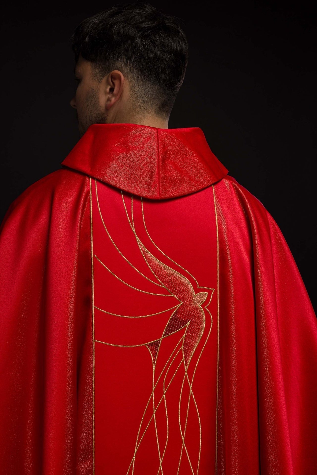 Ornat Liturgiczny Czerwony z Haftem Ducha Świętego - Elegancki i Bogaty - alba.pl