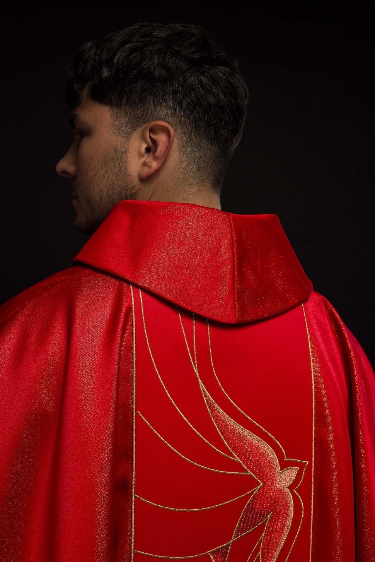 Ornat Liturgiczny Czerwony z Haftem Ducha Świętego - Elegancki i Bogaty - alba.pl